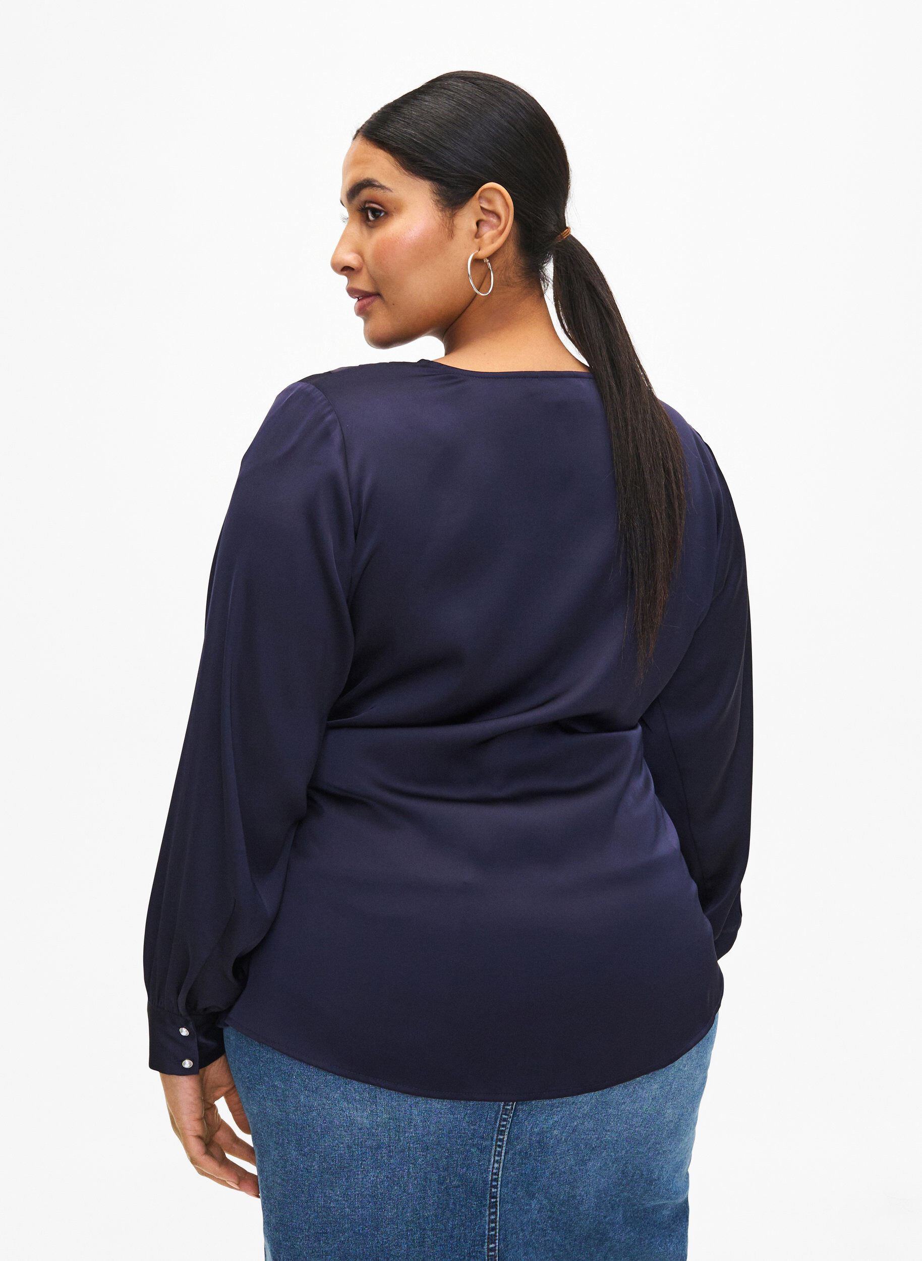 Zizzi Festbluse i satin med wrap, Night Sky, Model image number 1