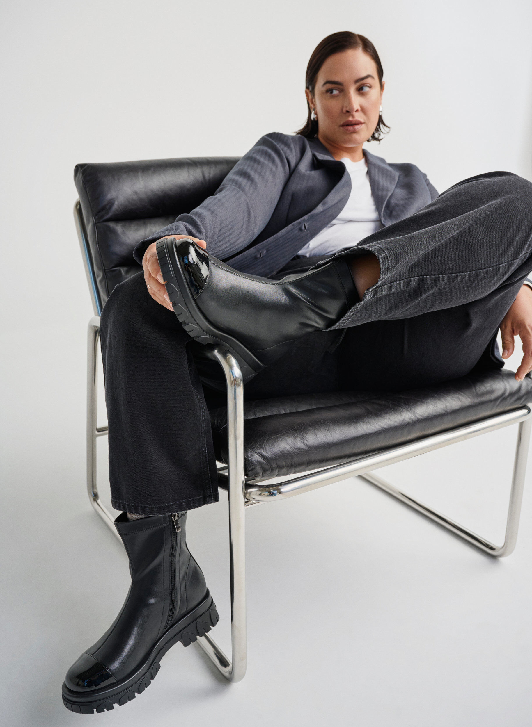 Zizzi Wide fit &ndash; Chunky ankelst&oslash;vle med lakdetalje, Sort, Image image number 0