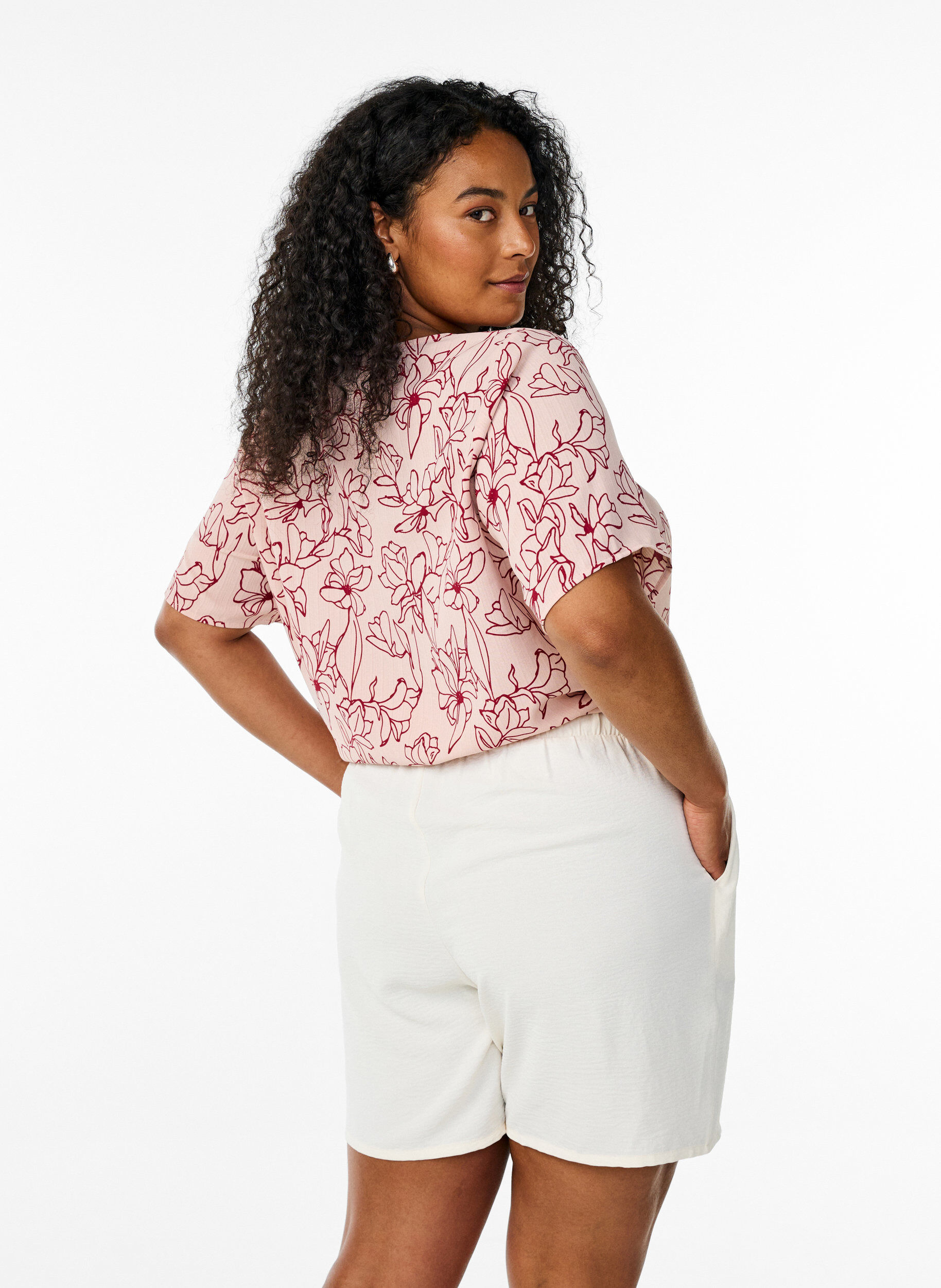 Zizzi Shorts med lommer og elastik i taljen, Vanilla, Model image number 1