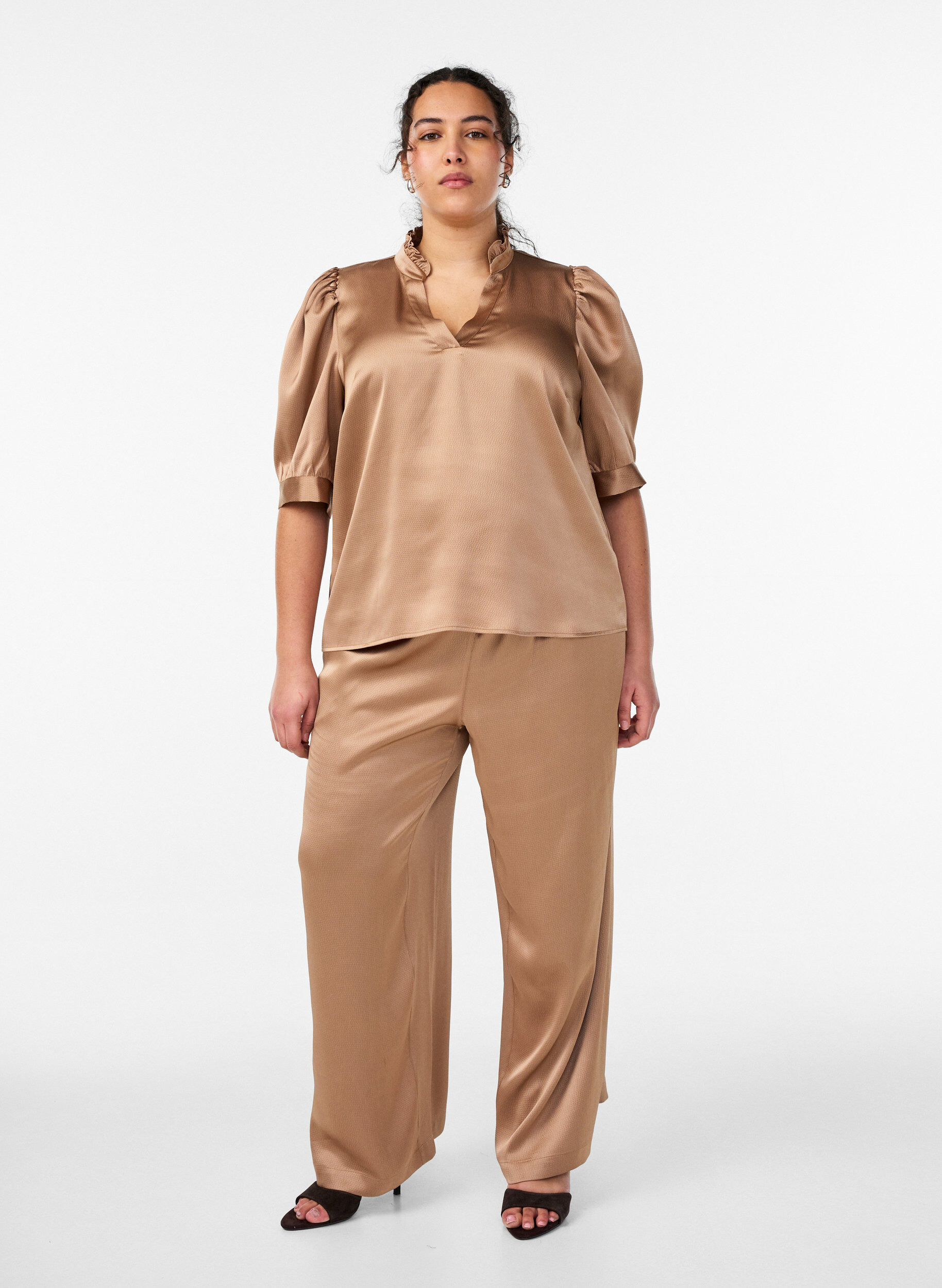 ZizziBluse i satin-look med 1/2 &aelig;rmer og fl&aelig;sekrave, Brun, Model image number 1