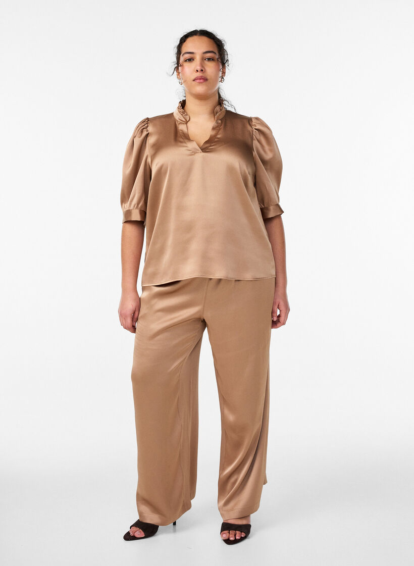 Bluse i satin-look med 1/2 &aelig;rmer og fl&aelig;sekrave, Brun, Model image number 1
