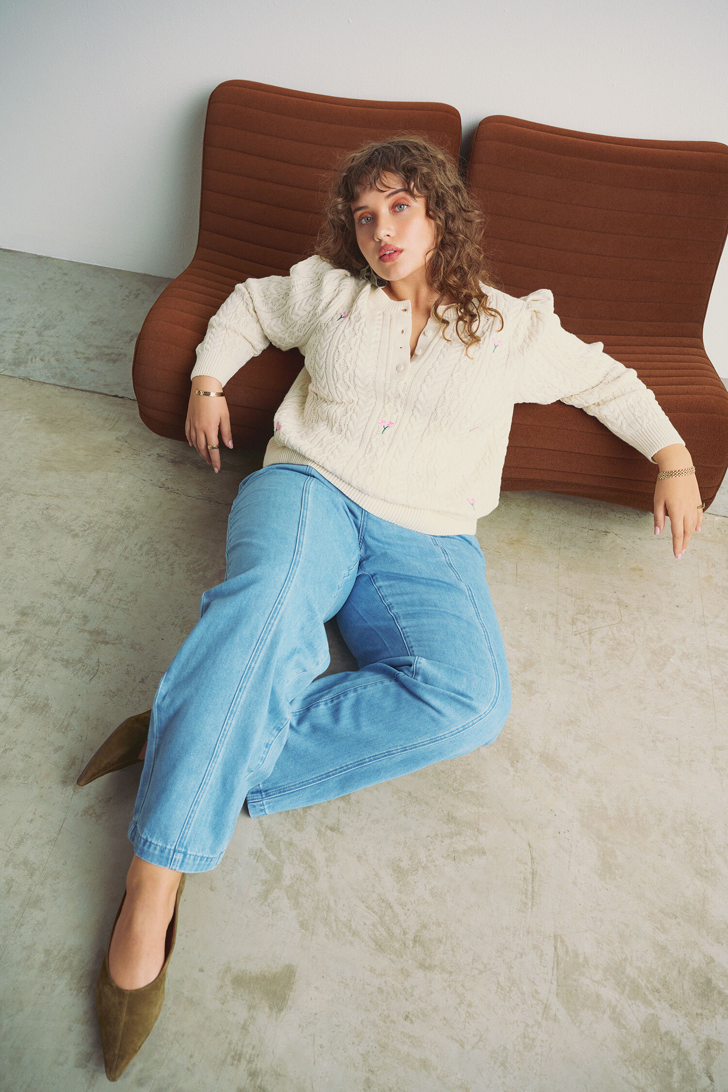 Strikbluse med broderede blomster, , Model