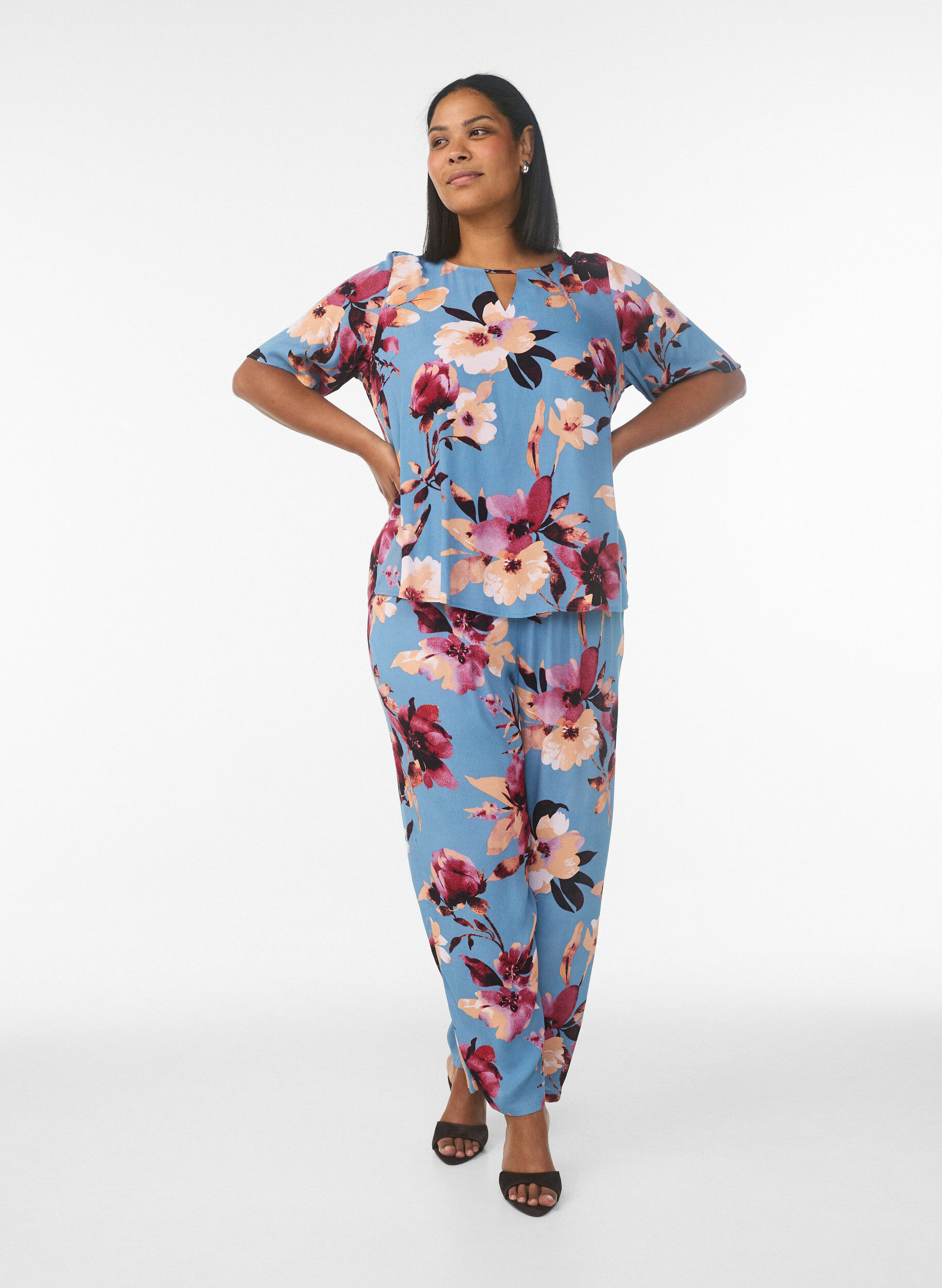 Zizzi Kort&aelig;rmet bluse i viskose med print, Bl&aring;, Model image number 1