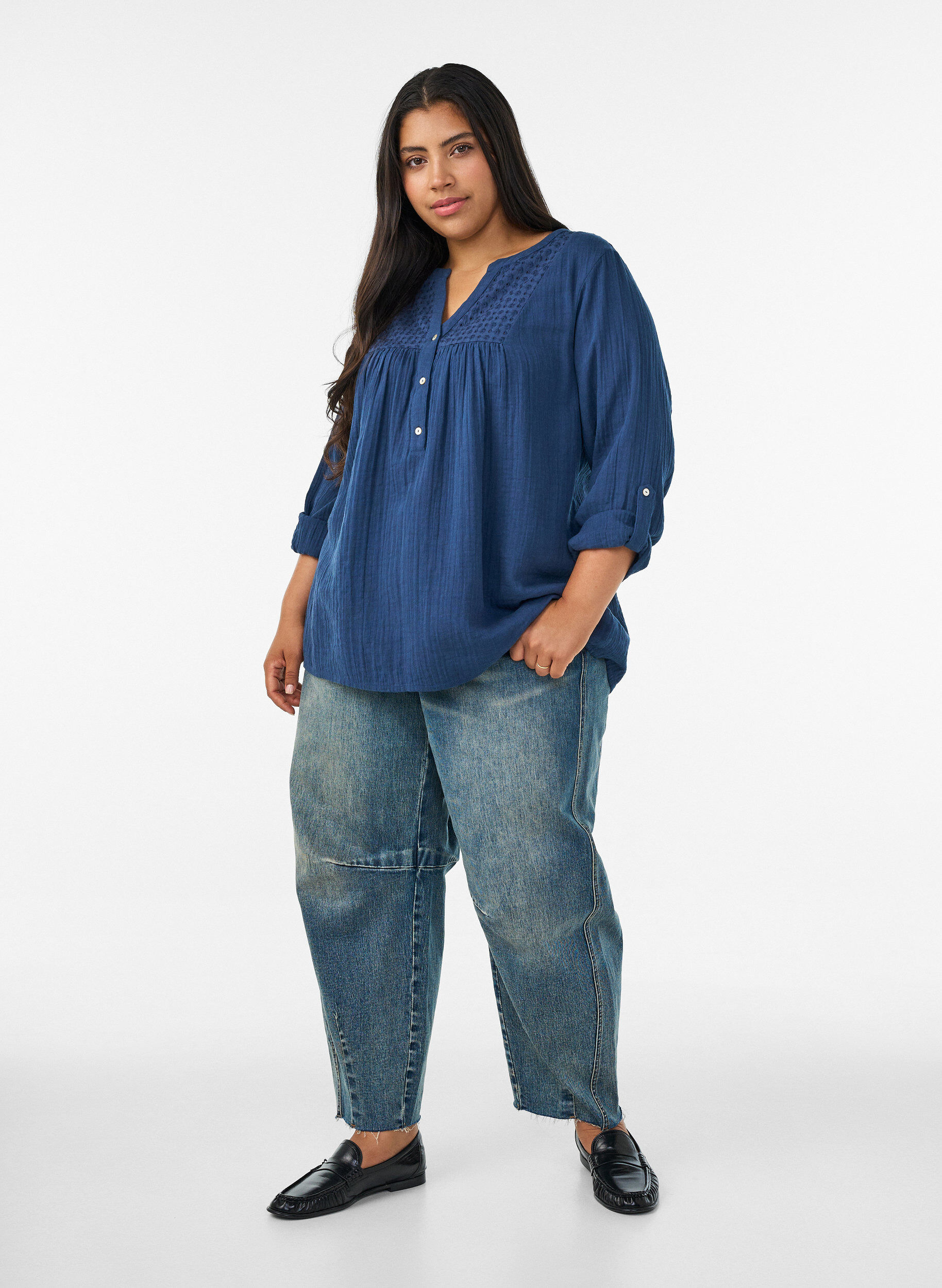 ZizziBluse i bomuldsmusselin med broderi anglaise, Bl&aring;, Model image number 1