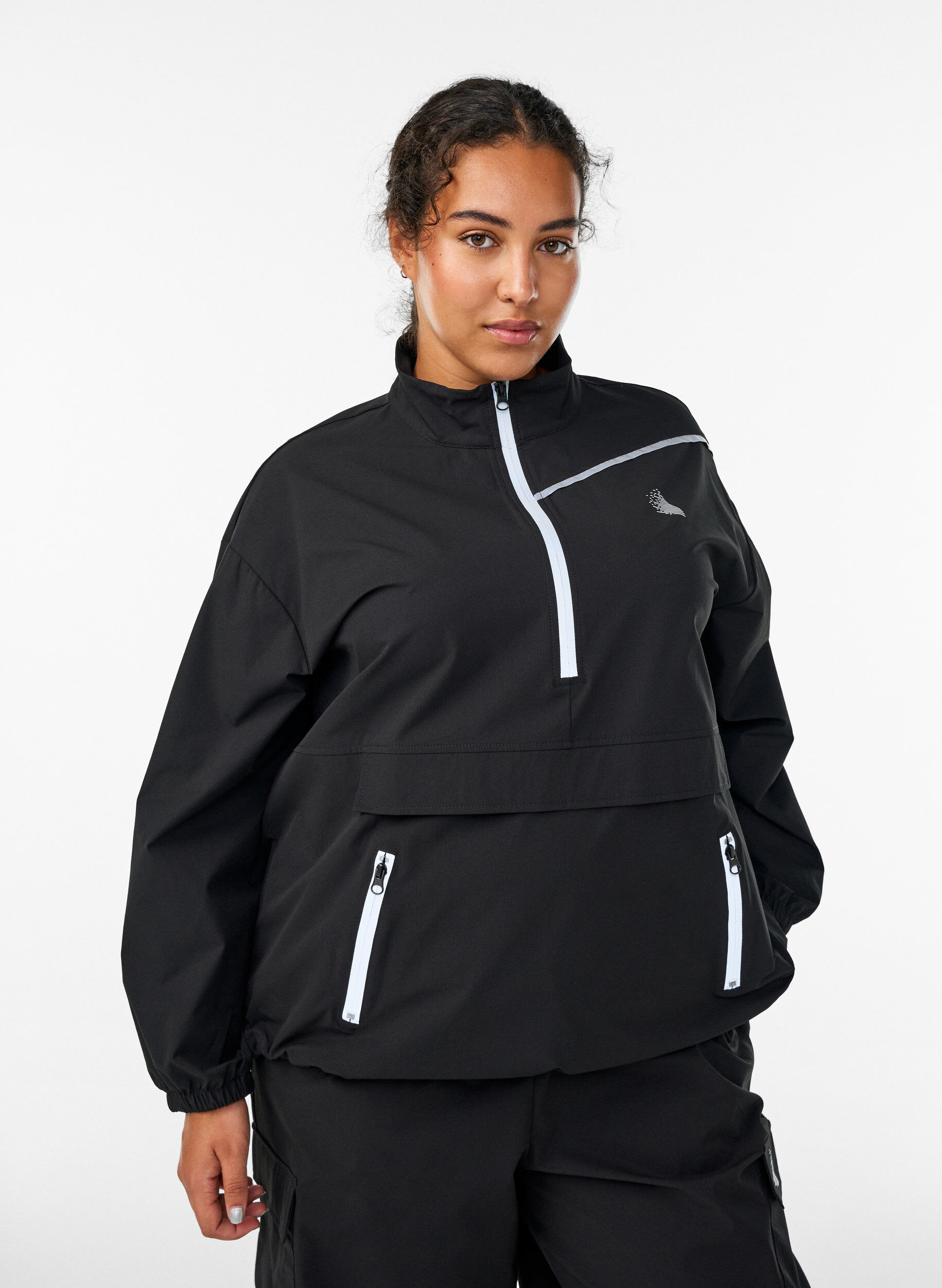 Sporty anorak med refleksdetaljer og lommer, Sort, Model
