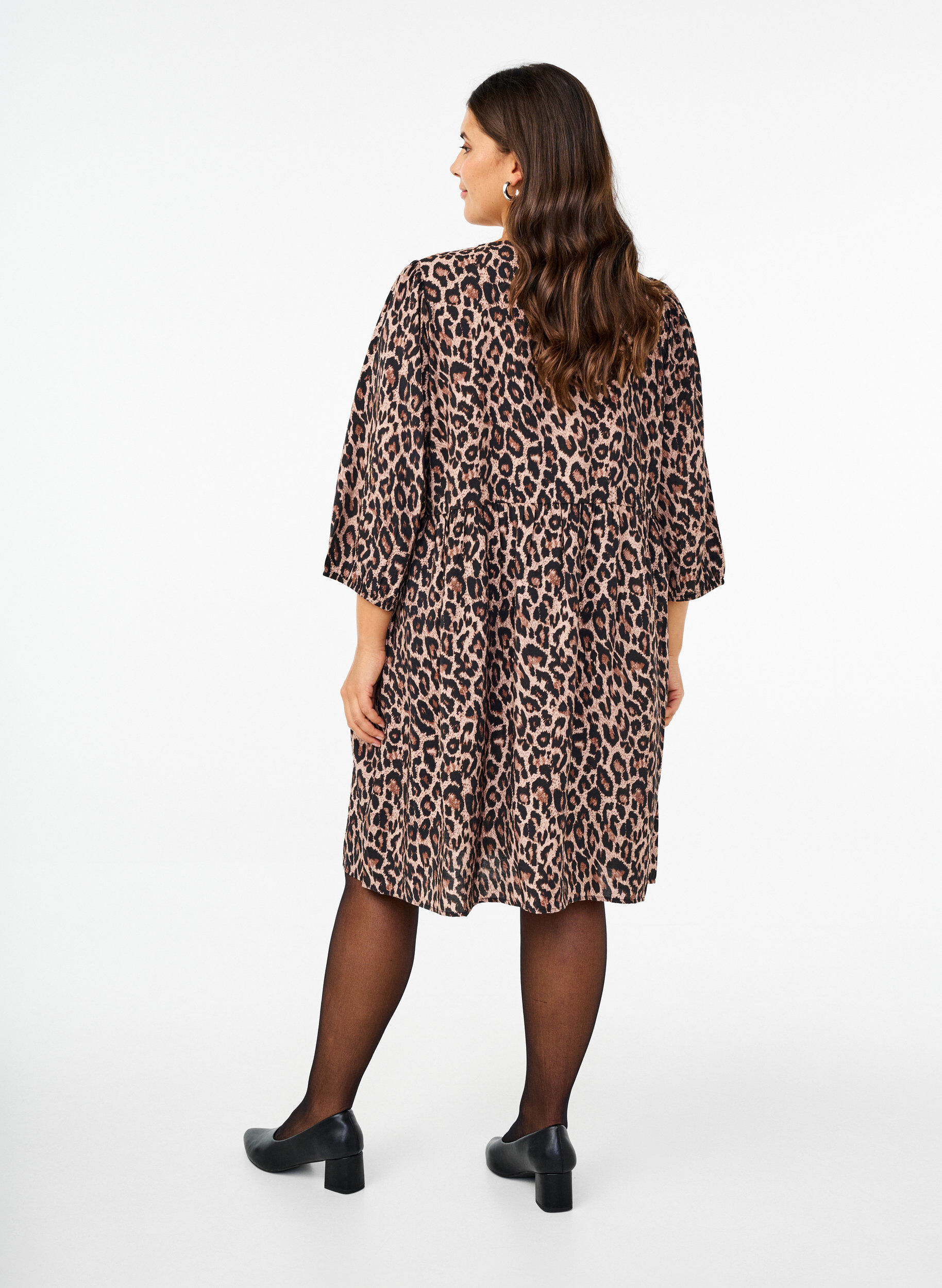 Zizzi Kjole med sl&oslash;jfer og 3/4 &aelig;rmer, LEO AOP, Model image number 1