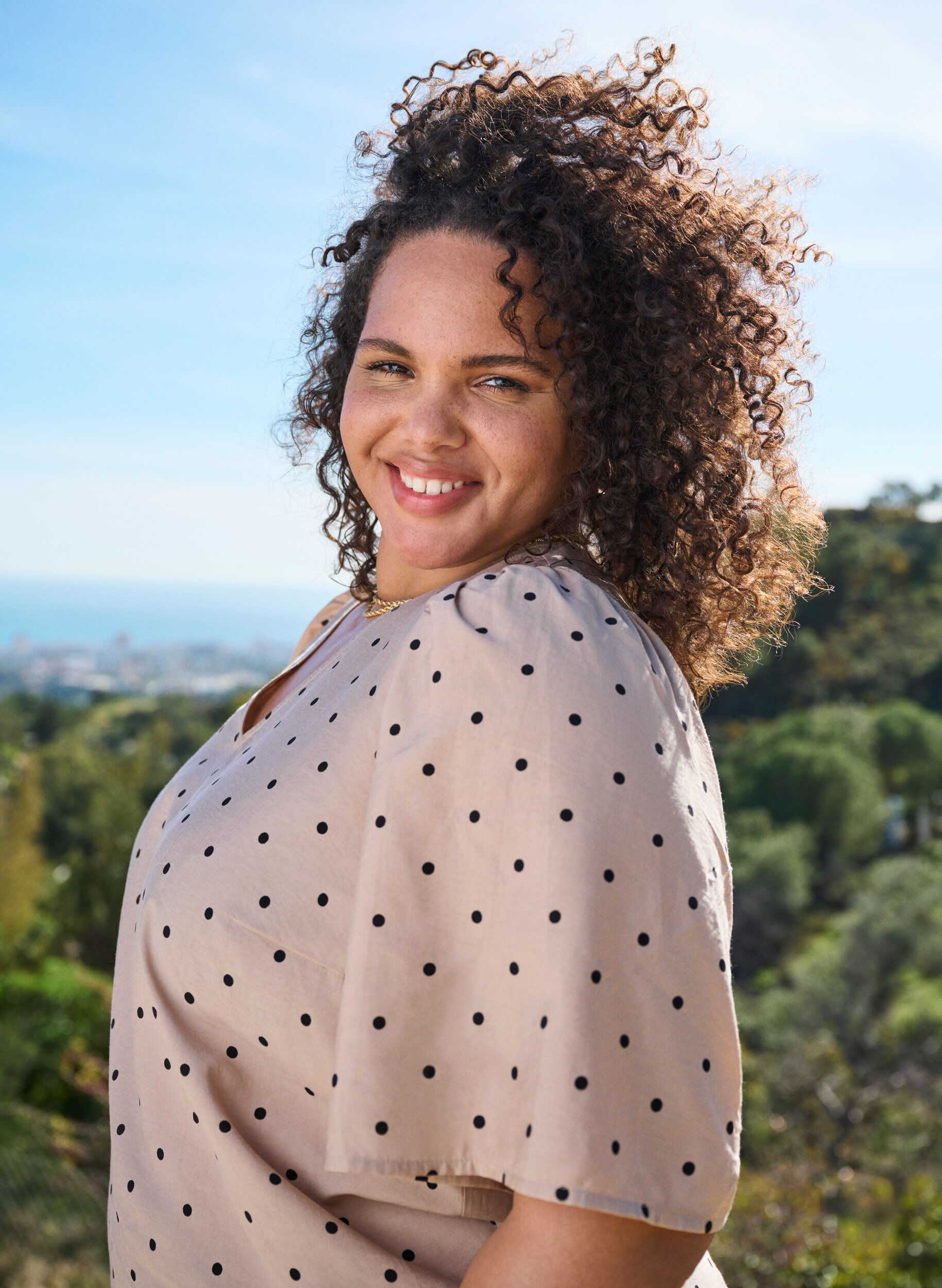 Zizzi Bluse med l&oslash;se &aelig;rmer og v-hals, Beige, Image image number 0