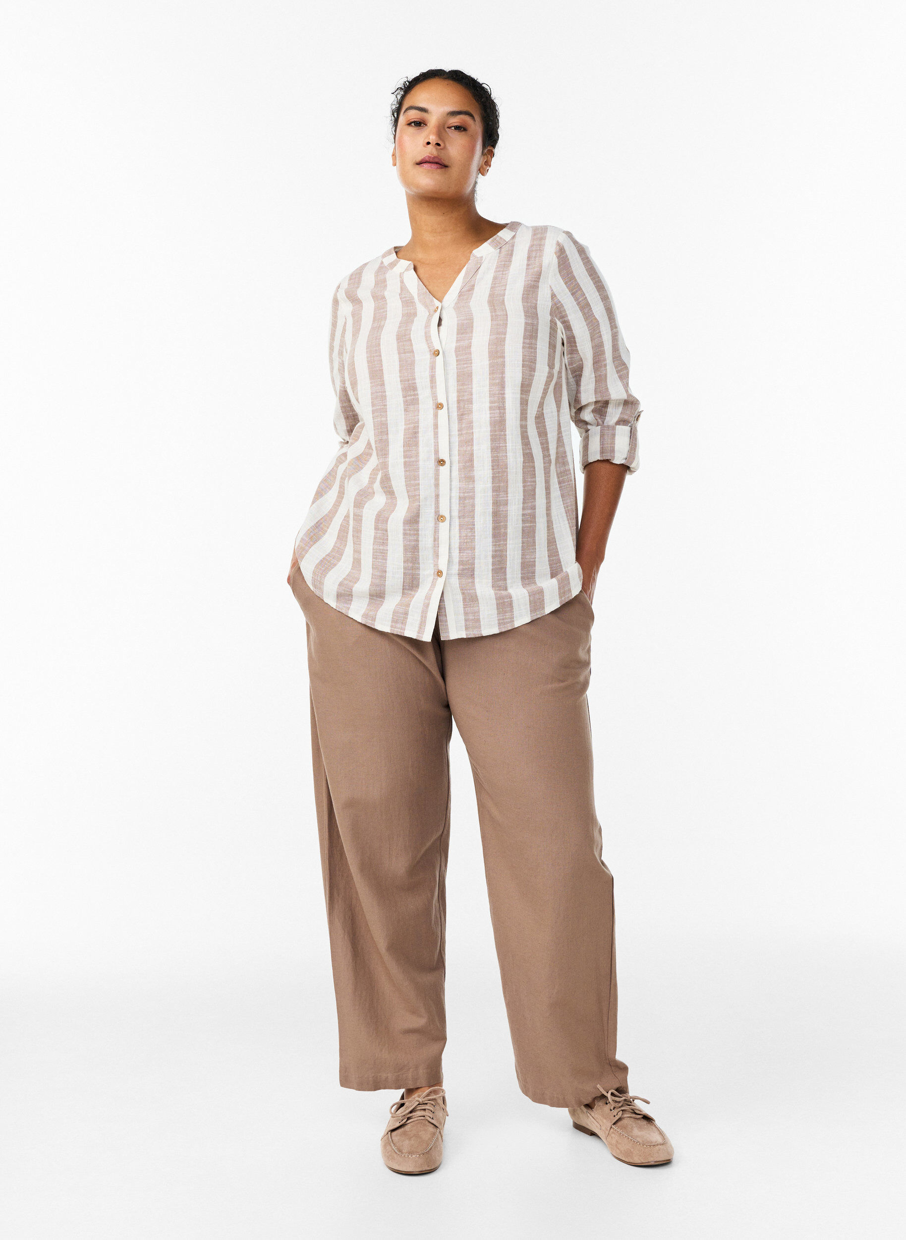 Zizzi Skjortebluse i bomuld med V-udsk&aelig;ring, Beige, Model image number 1