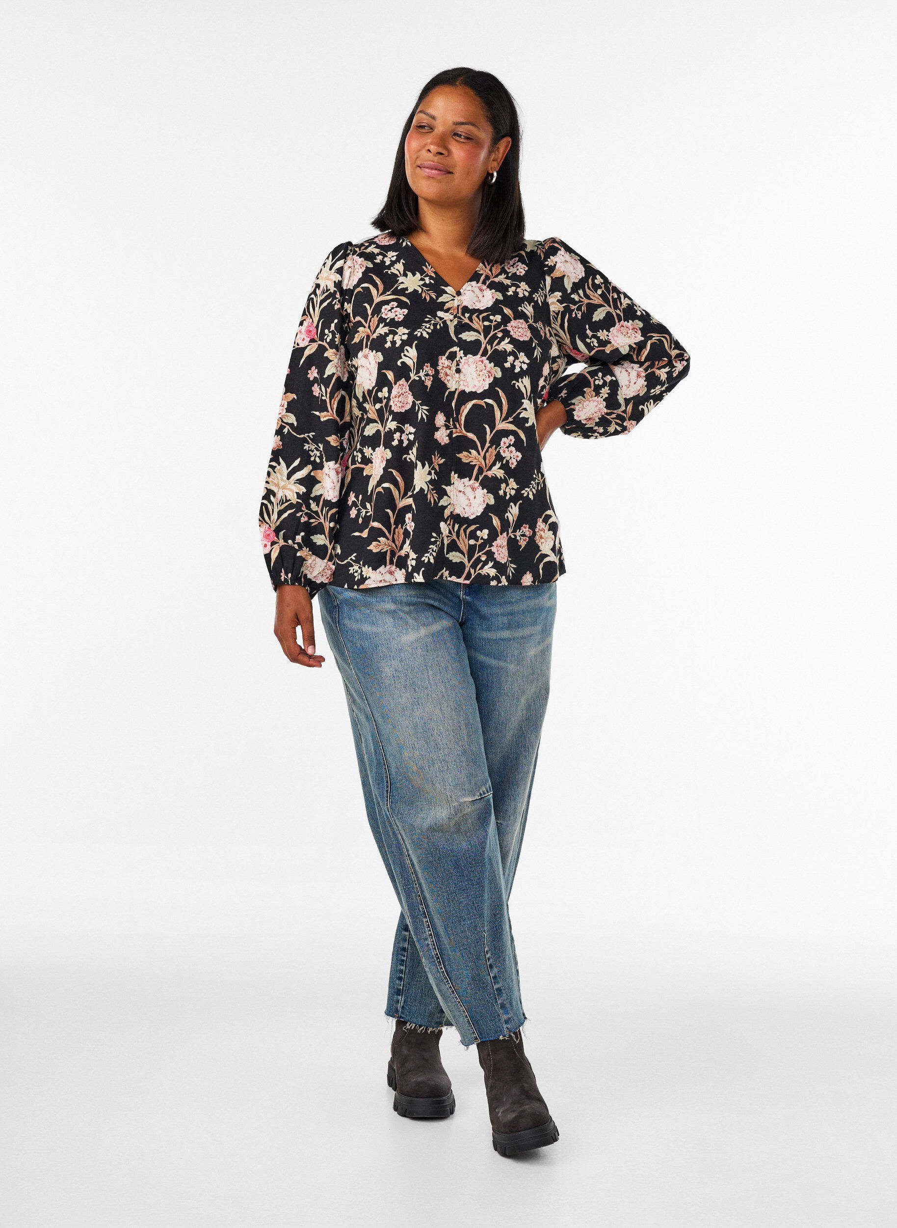 ZizziBlomstret bluse i h&oslash;r og viskose med lange &aelig;rmer, Sort, Model image number 1