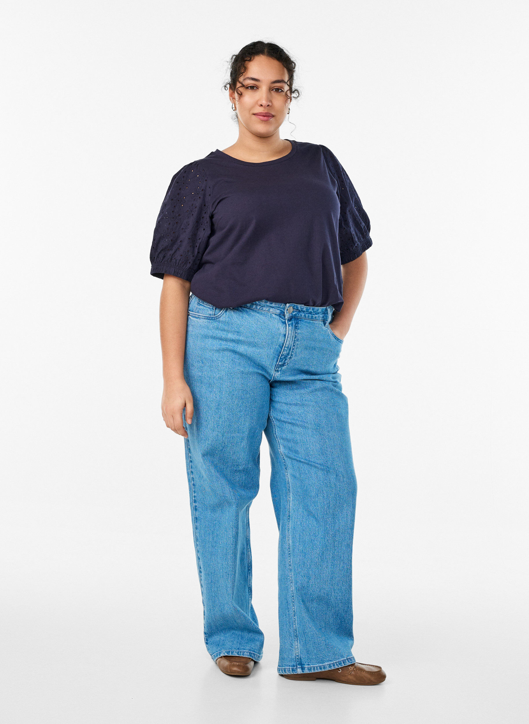 Zizzi T-shirt med broderi anglaise &aelig;rmer, Bl&aring;, Model image number 1