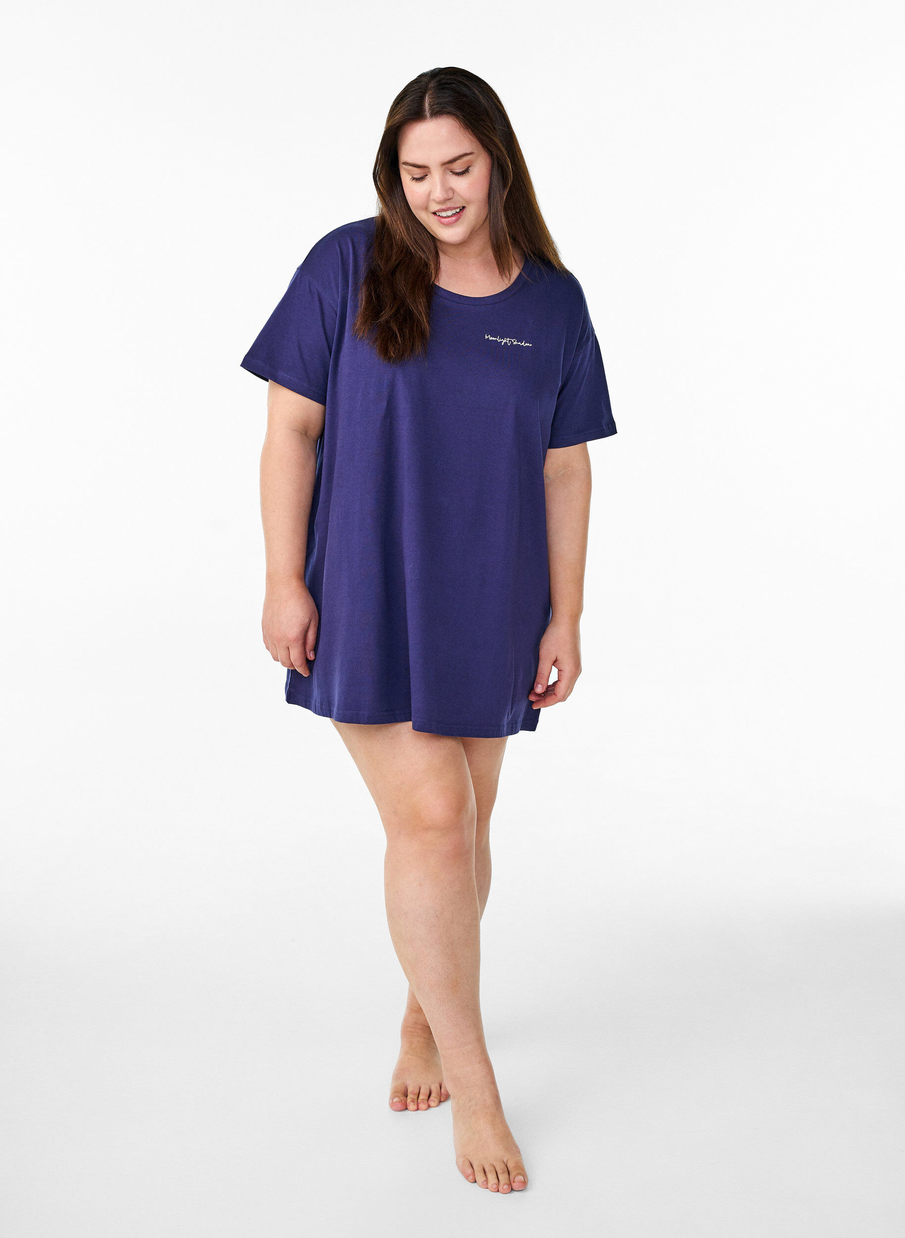 Zizzi Lang nat t-shirt i &oslash;kologisk bomuld med print, Bl&aring;, Model image number 1