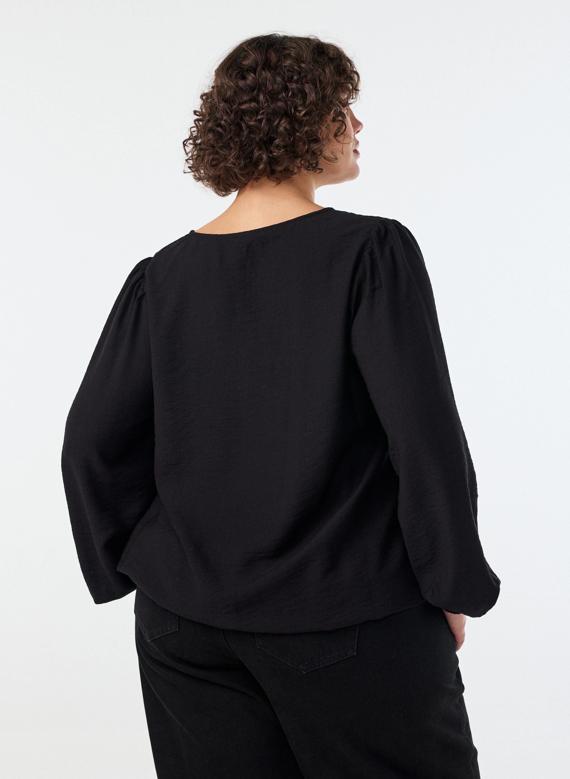 ZizziViskosebluse med V-hals og ballonpasform, Sort, Model image number 2