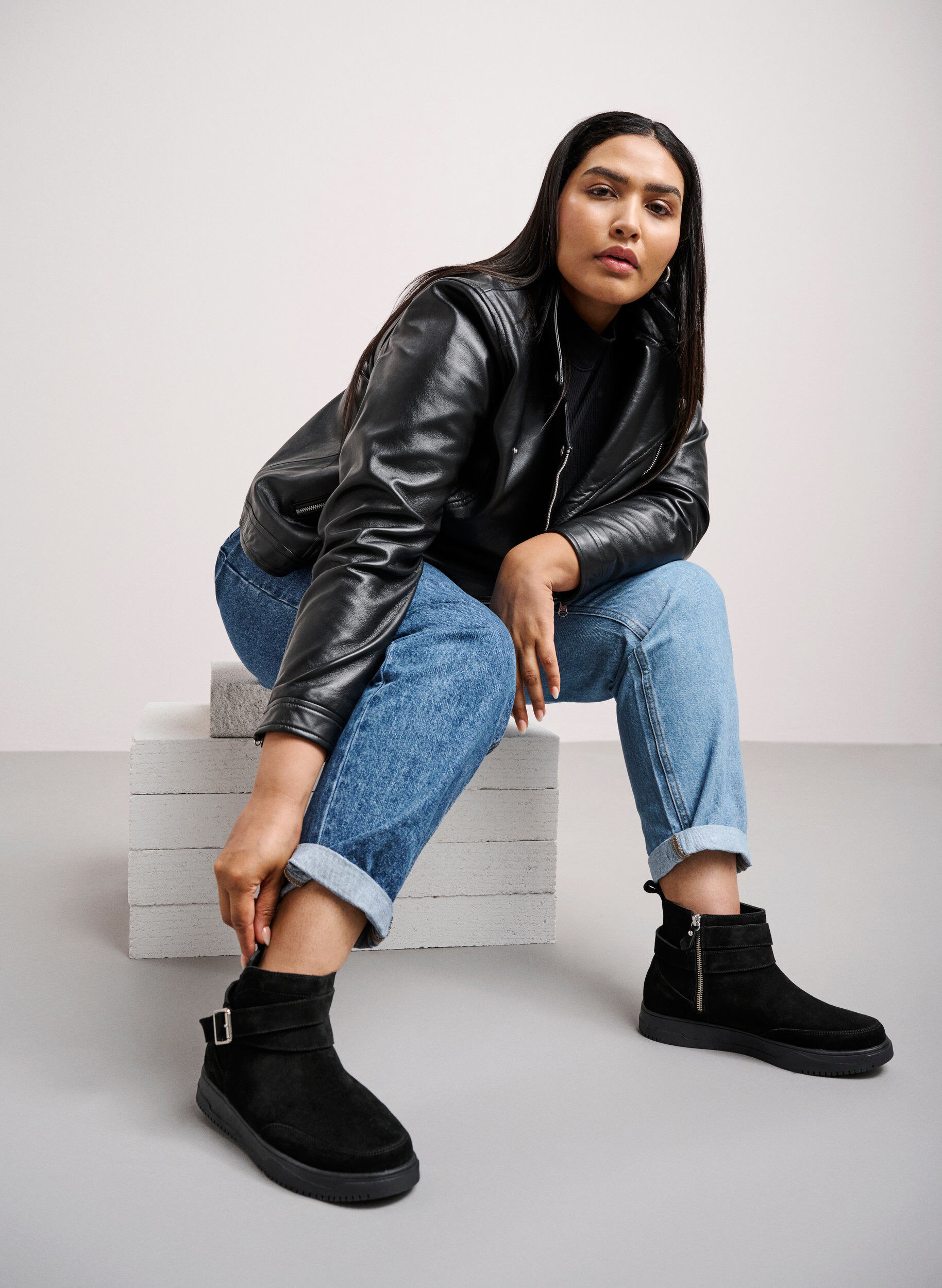 Zizzi Wide fit - Kort st&oslash;vle i ruskind, Black, Image image number 0