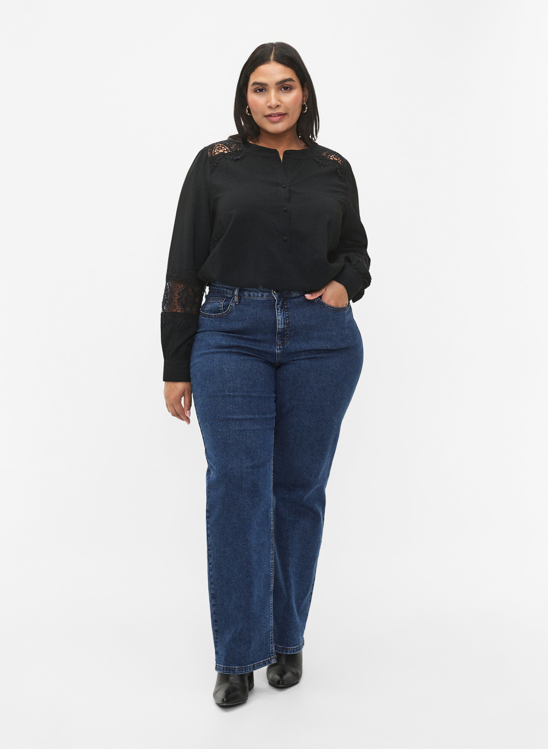 Zizzi Viskosebluse med h&aelig;klede detaljer, Black, Model image number 2