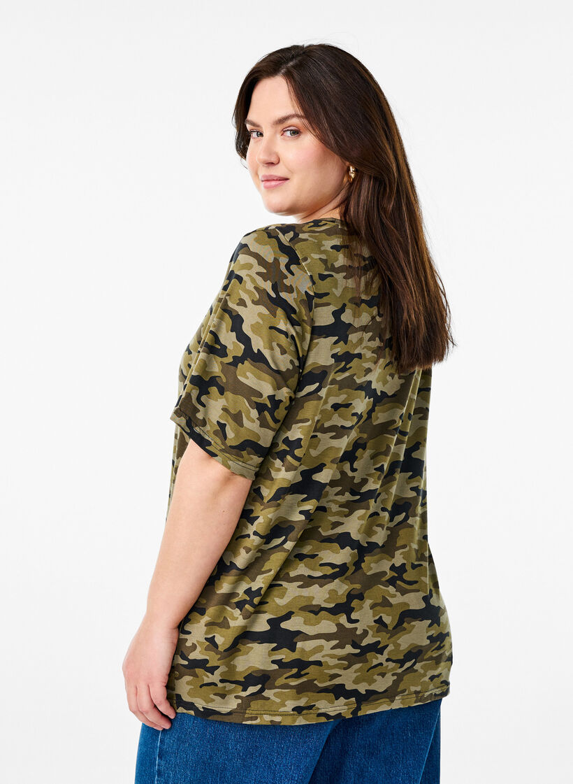 T-shirt med TENCEL&trade; Lyocell og armyprint, Gr&oslash;n, Model image number 2