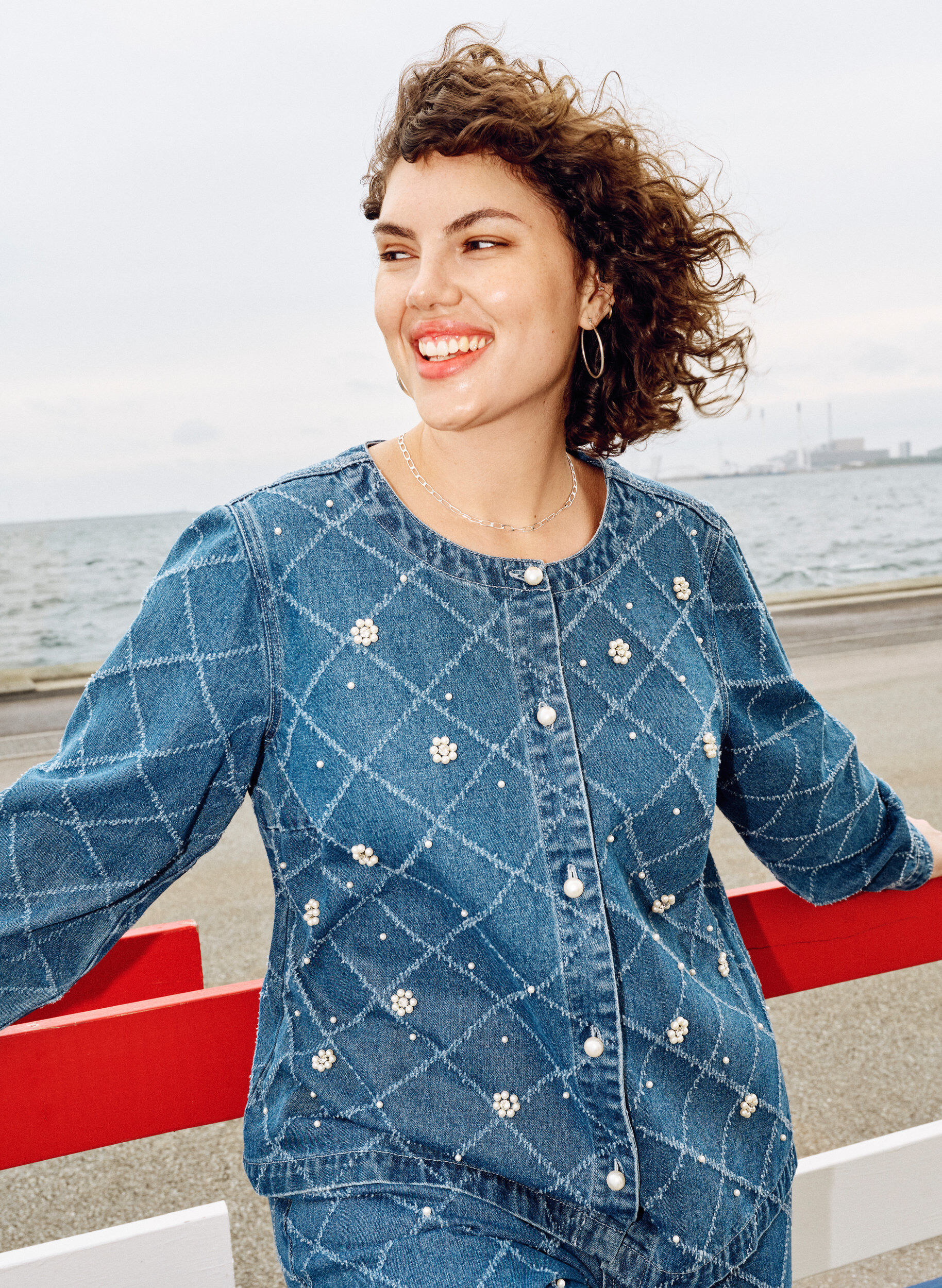 Zizzi Denimskjorte med destroy-m&oslash;nster og perledetaljer, Bl&aring;, Image image number 0