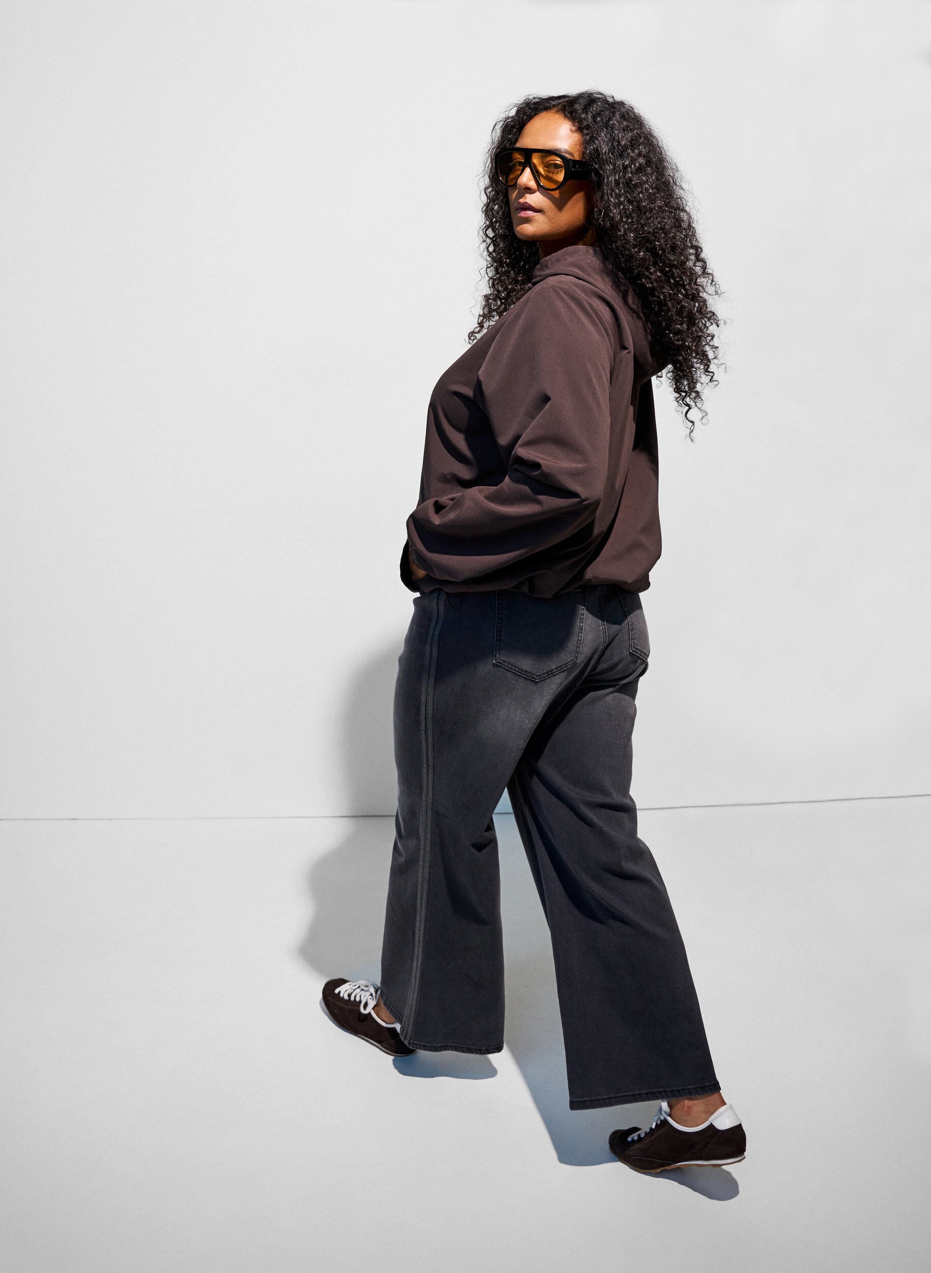 ZizziLet jakke med h&aelig;tte og lynl&aring;s, Brun, Model image number 2