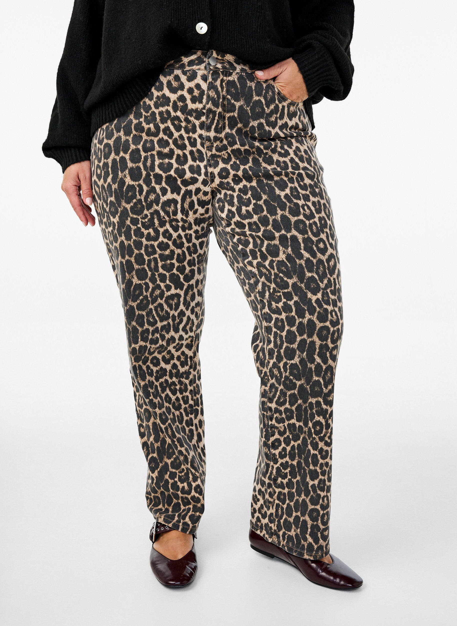 Zizzi Regular fit jeans med leopardm&oslash;nster, Brun, Model image number 2