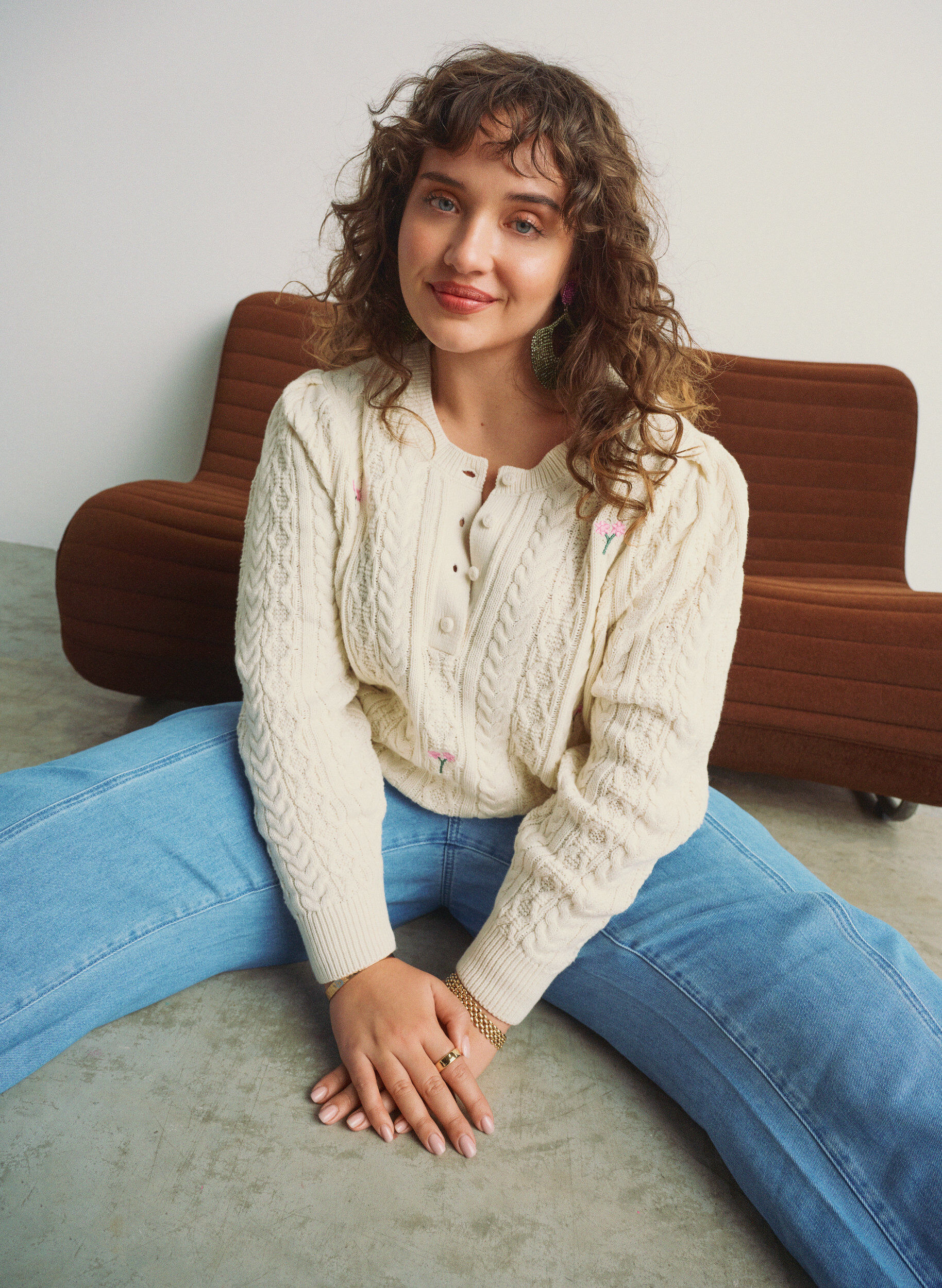 Zizzi Strikbluse med kabelm&oslash;nster og broderede blomster, Hvid, Image image number 0