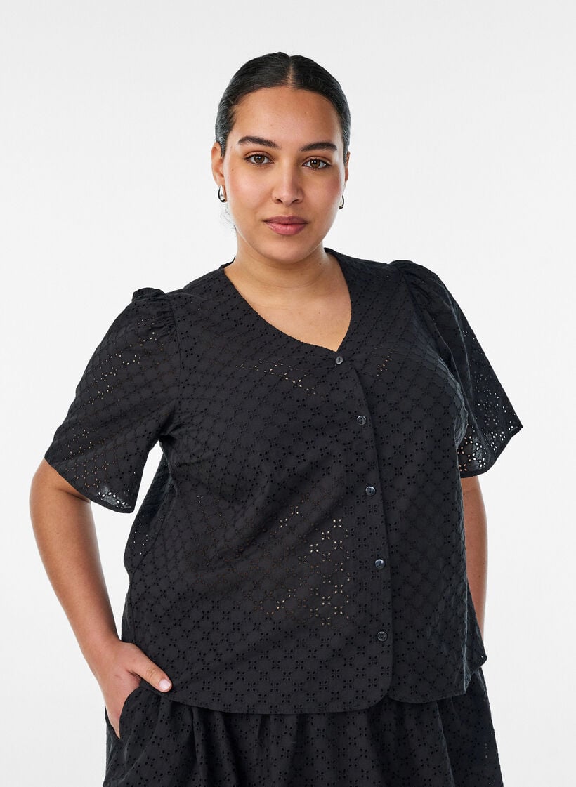 Bluse i broderie anglaise med knaplukning, Sort, Model image number 0