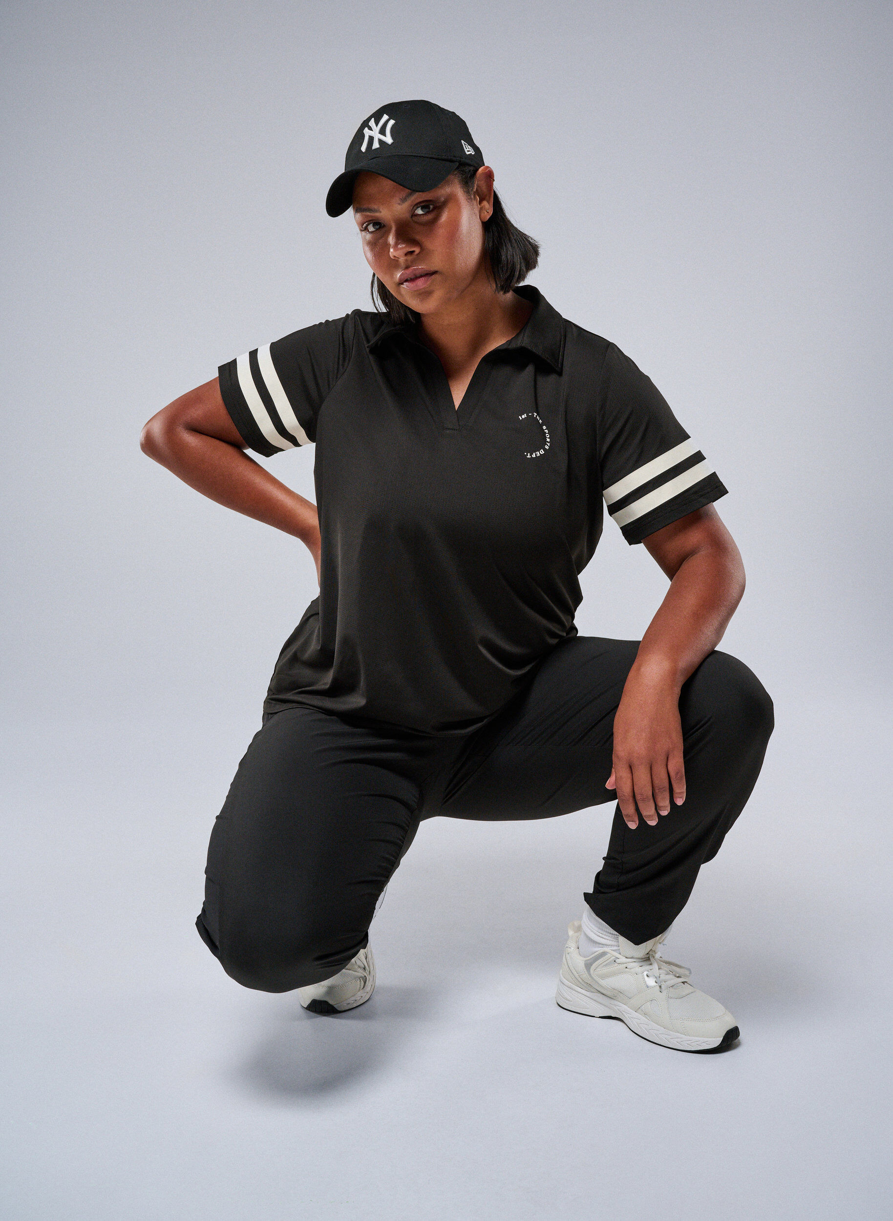 Sporty poloshirt med stribedetaljer