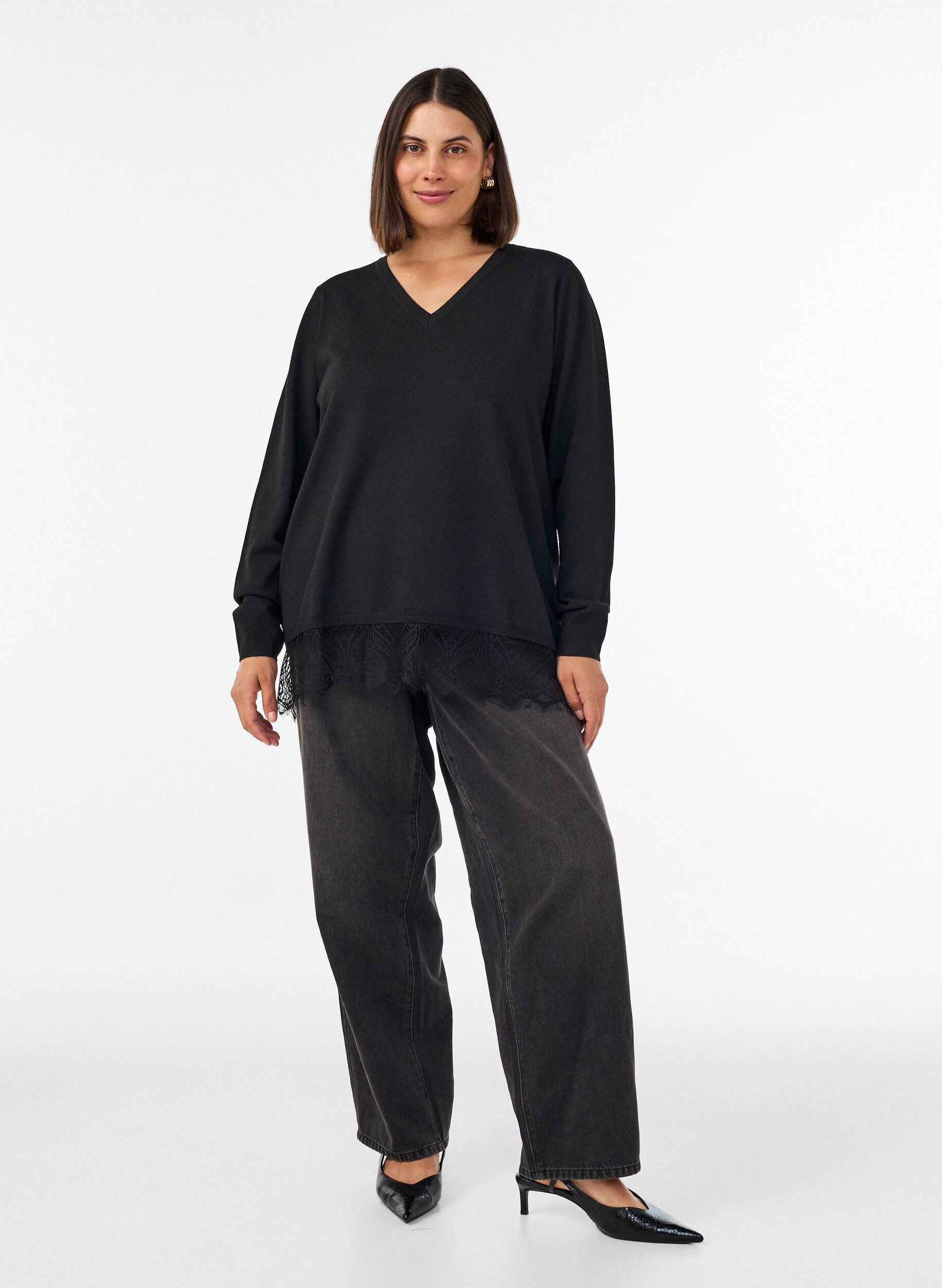ZizziStrikbluse med V-hals og blondekant, Sort, Model image number 1