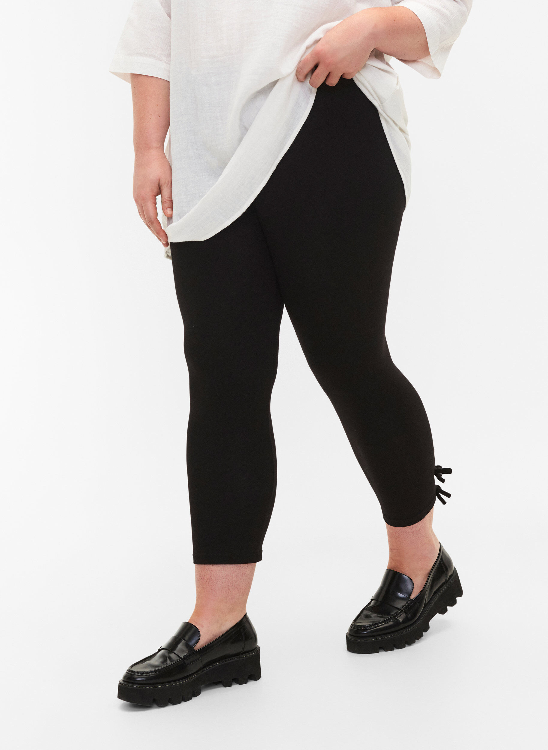 Zizzi 3/4 leggings i viskose med sl&oslash;jfe, Black, Model image number 0