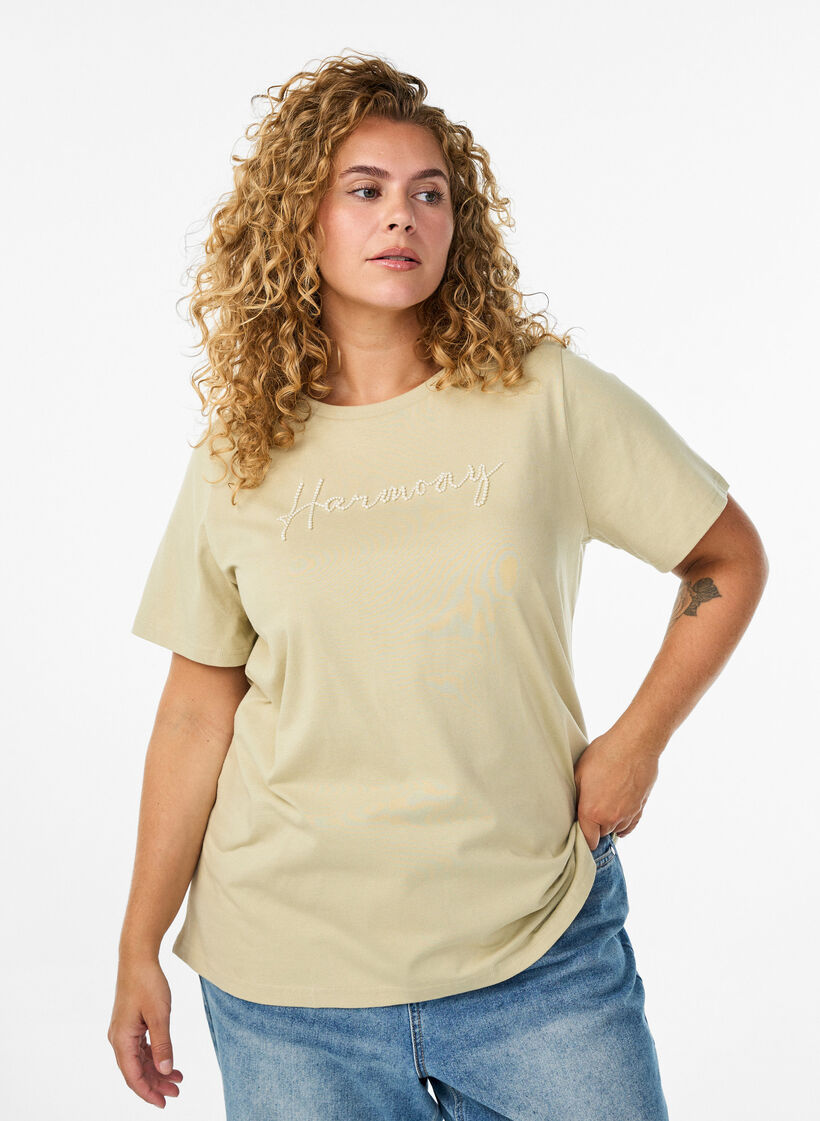 T-shirt i økologisk bomuld med perletekst, Beige, Model
