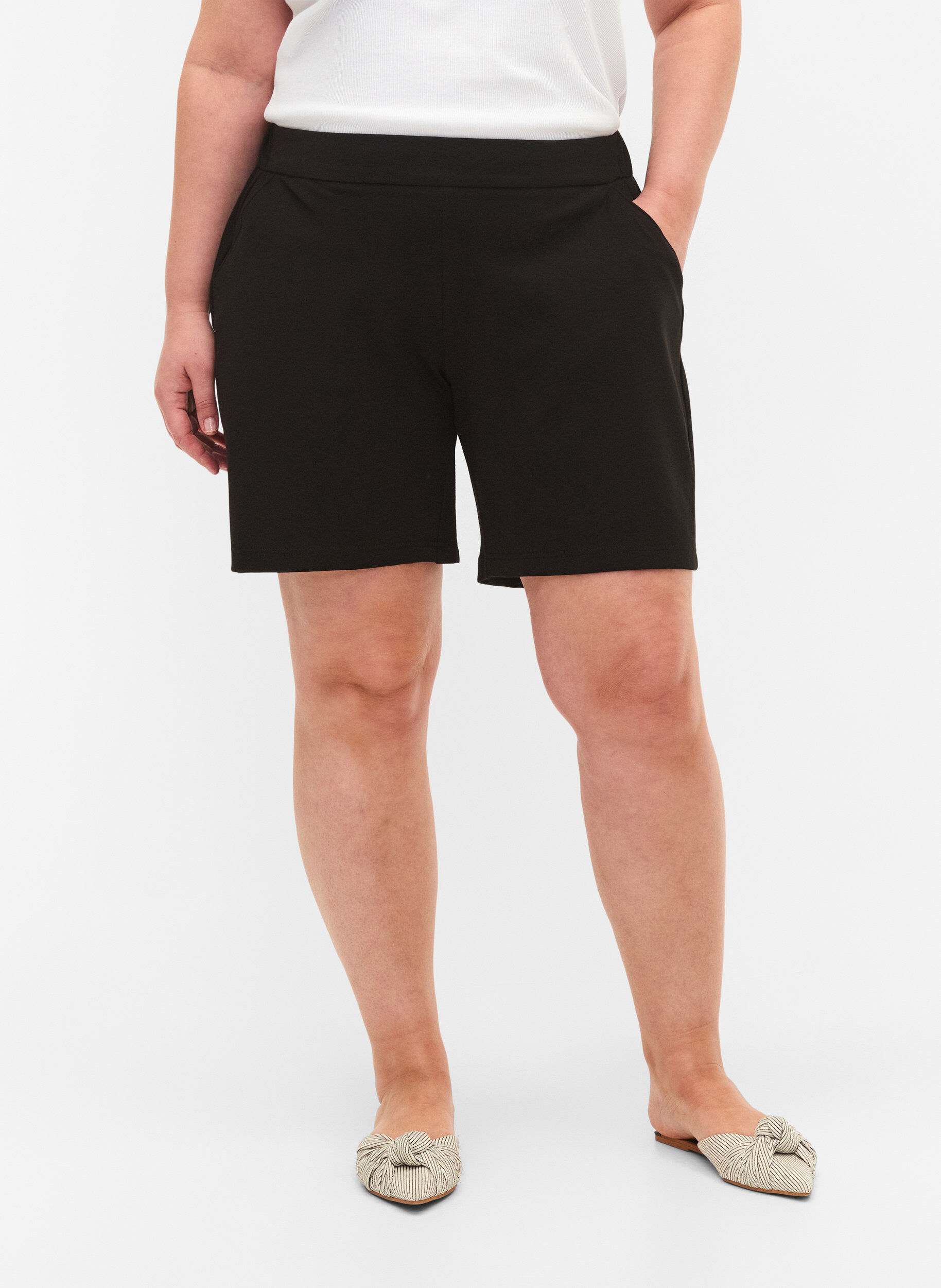 Zizzi Maddison shorts med regular fit, Black, Model image number 2