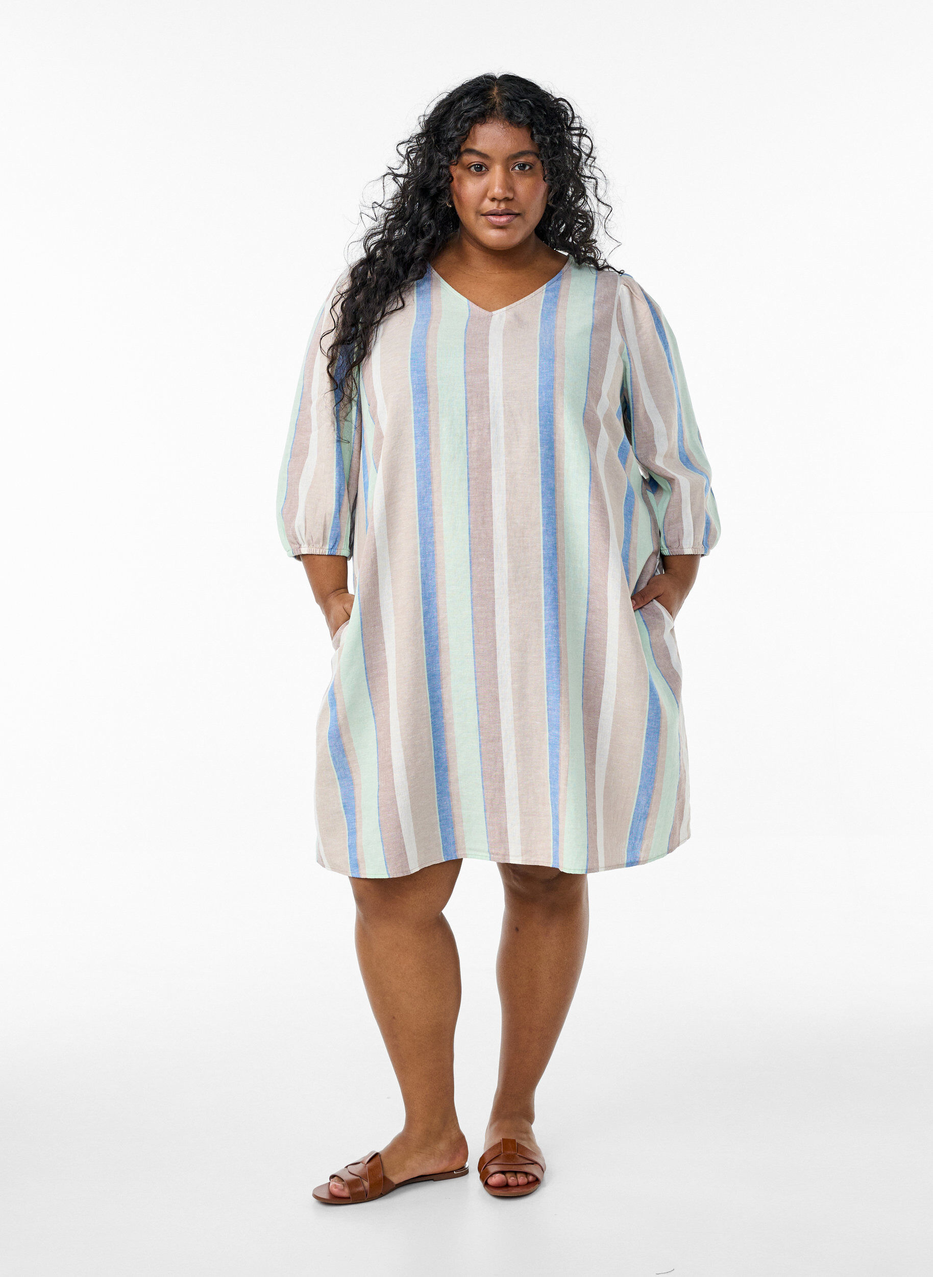 Zizzi Kort kjole i h&oslash;r og viskose med 3/4 &aelig;rmer, Bl&aring;, Model image number 1