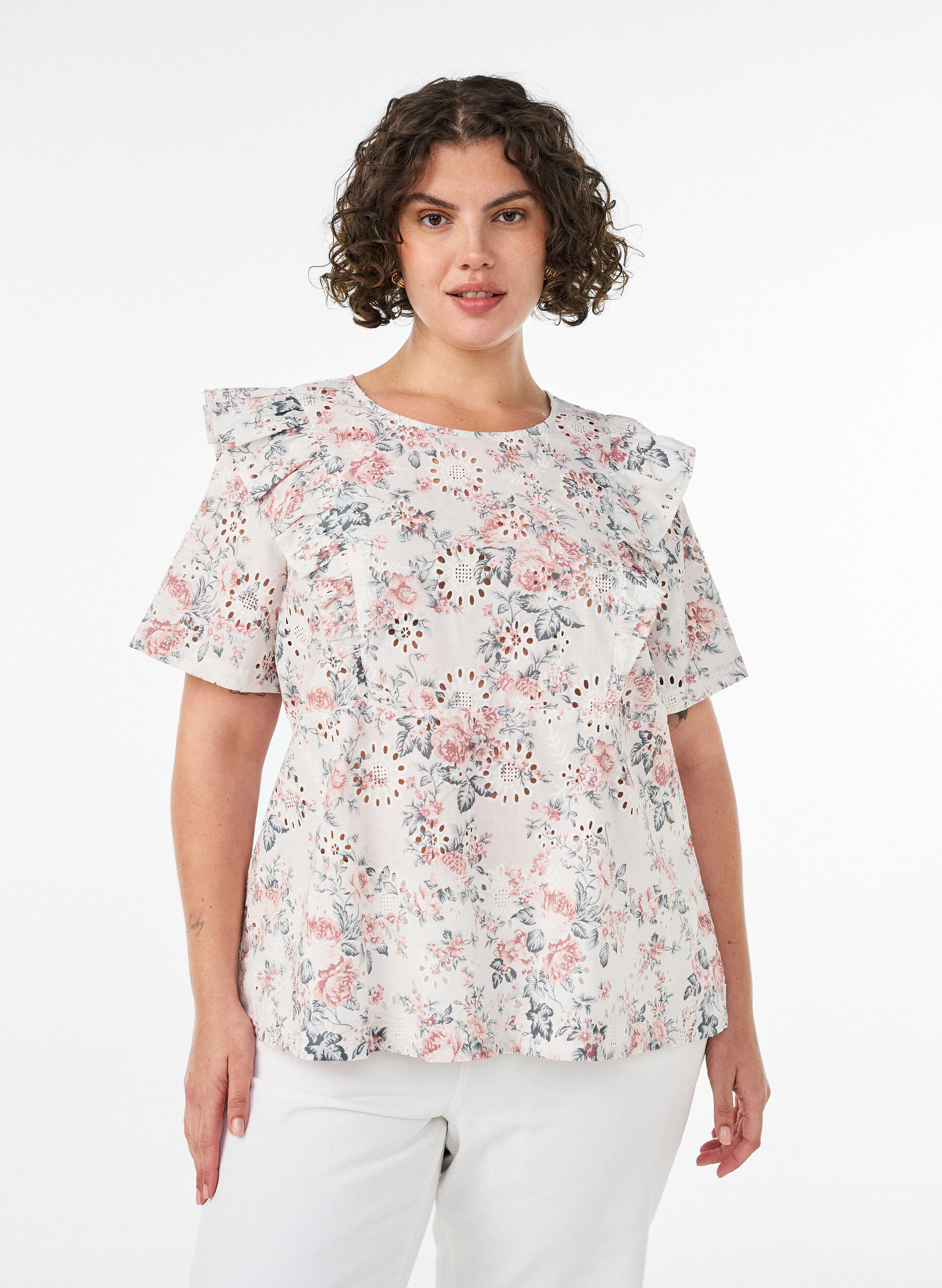 ZizziBluse i bomuld med broderie anglaise og fl&aelig;ser, Lyser&oslash;d, Model image number 0
