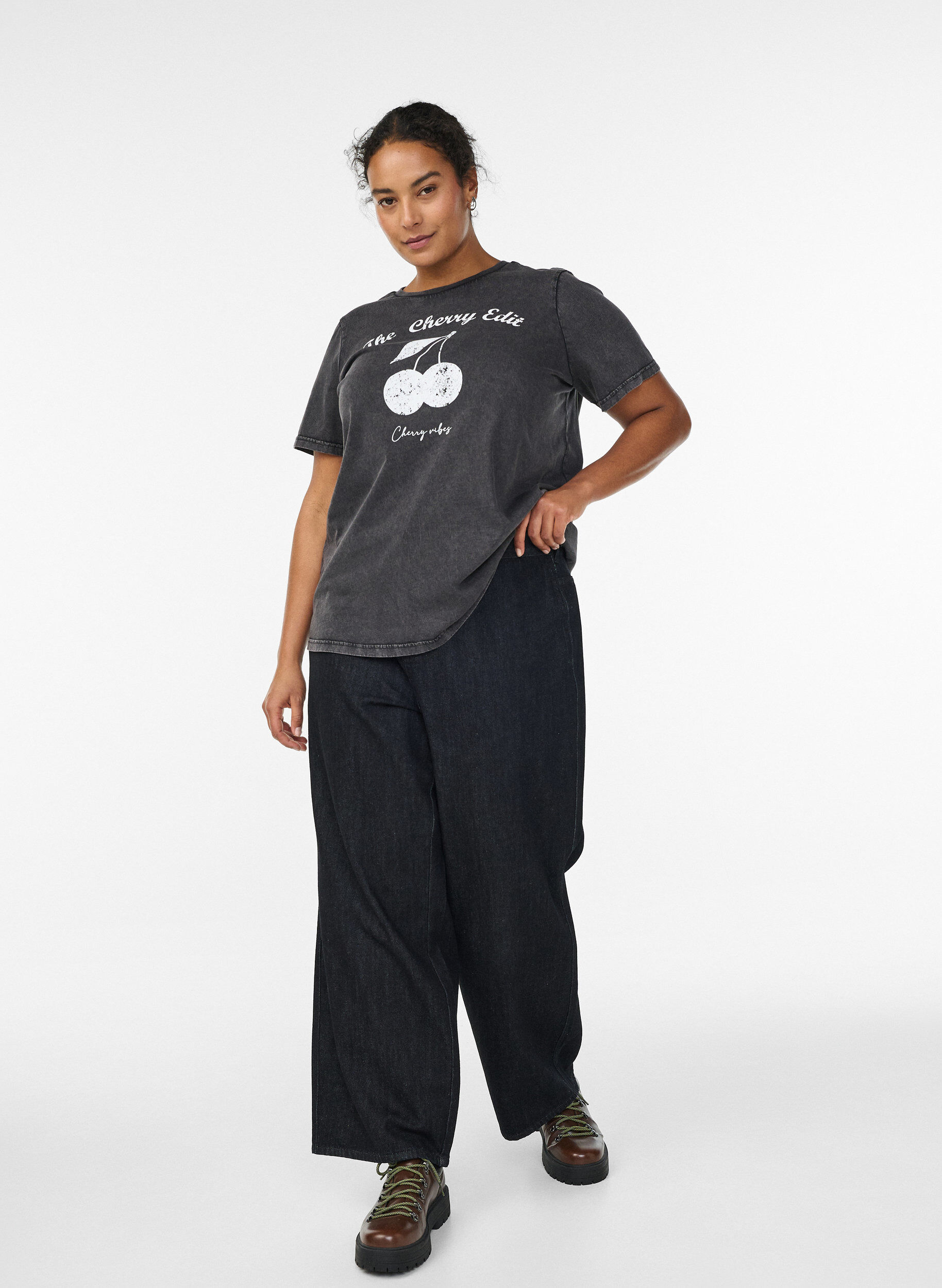 Zizzi T-shirt i &oslash;kologisk bomuld med print washed effekt, Gr&aring;, Model image number 1