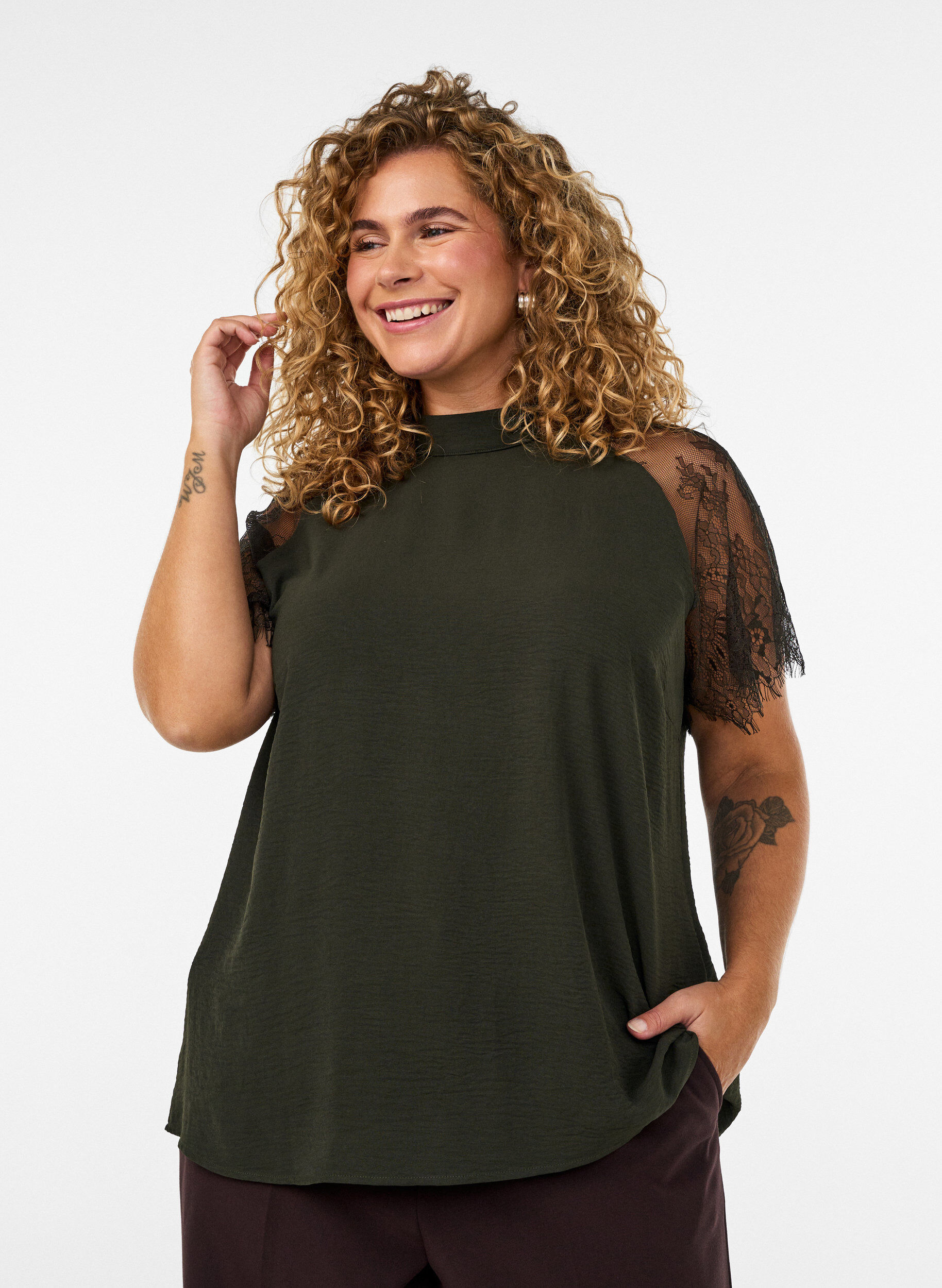 Bluse med korte blonde&aelig;rmer og h&oslash;j hals, Gr&oslash;n, Model