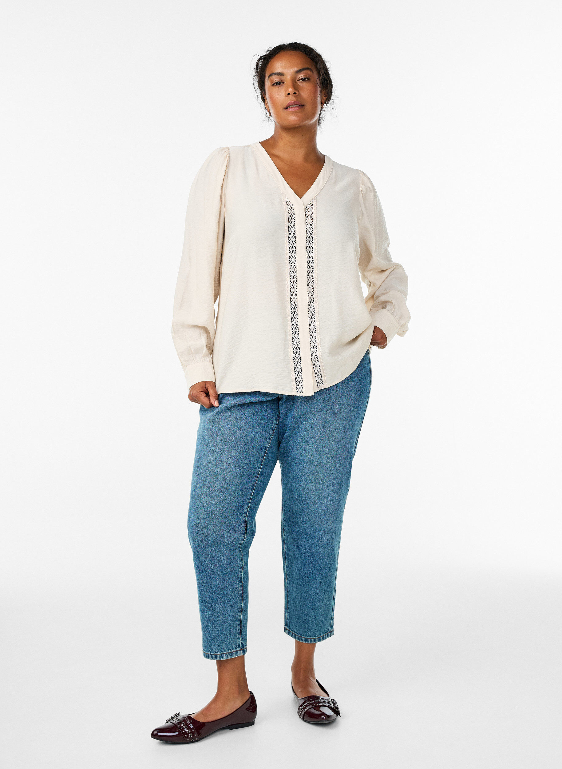 Zizzi Bluse med V-hals og broderede b&aring;nd, Beige, Model image number 1