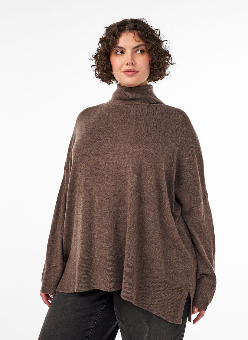 Strikbluse med rullekrave og l&oslash;s pasform, Brun, Model image number 0