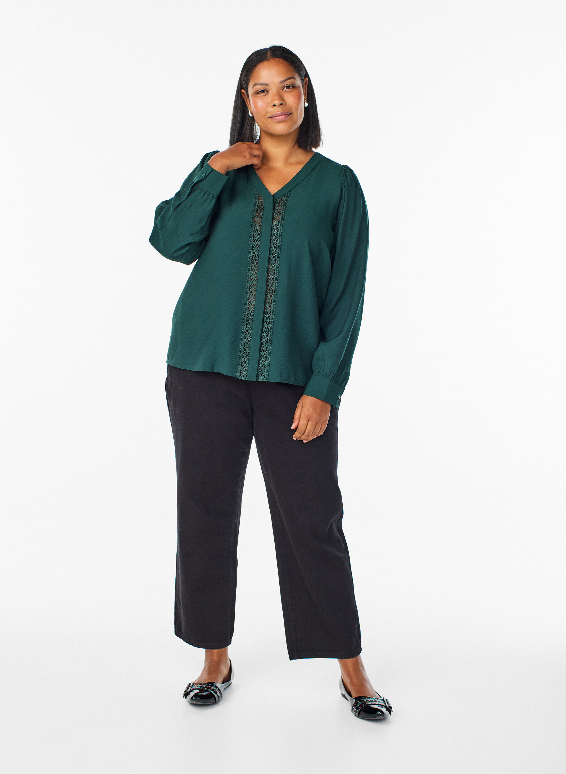 Zizzi Bluse med V-hals og broderede b&aring;nd, Gr&oslash;n, Model image number 1