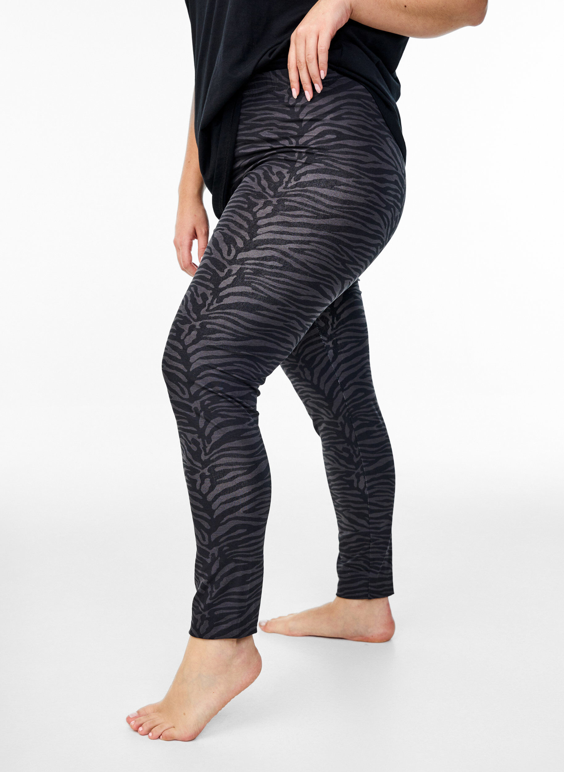 Zizzi Viskose leggings med print, Sort, Model image number 0