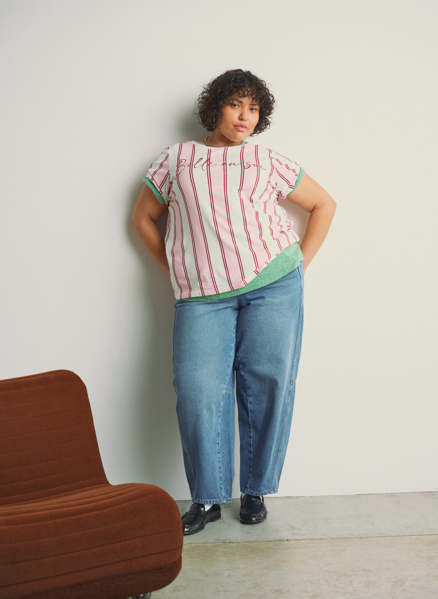 Zizzi T-shirt med striber og tekstprint, Lyser&oslash;d, Image image number 0