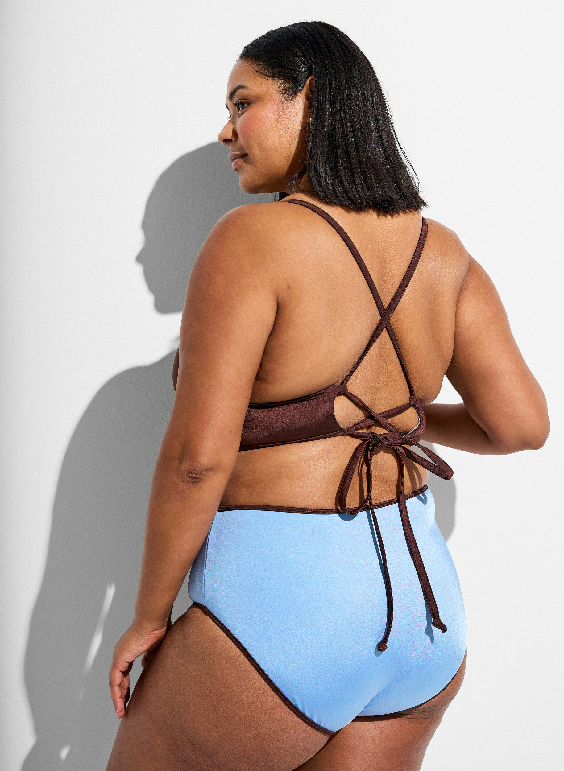 ZizziVendbar bikinitop med v-udsk&aelig;ring og krydsstropper, Brun, Model image number 2