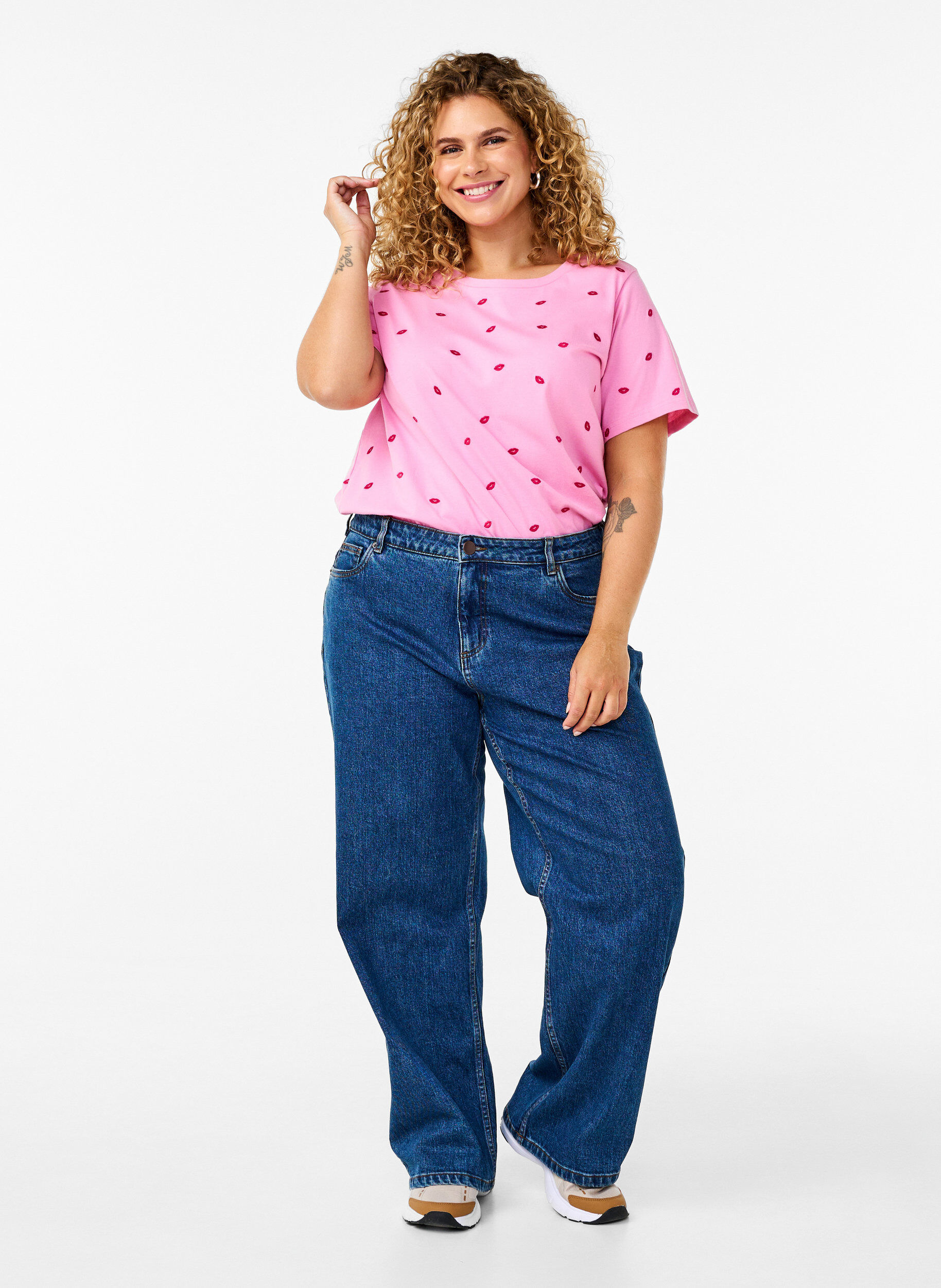 Zizzi T-shirt i &oslash;kologisk bomuld med broderede l&aelig;ber., Rose Bl. Lips Emb. , Model image number 2