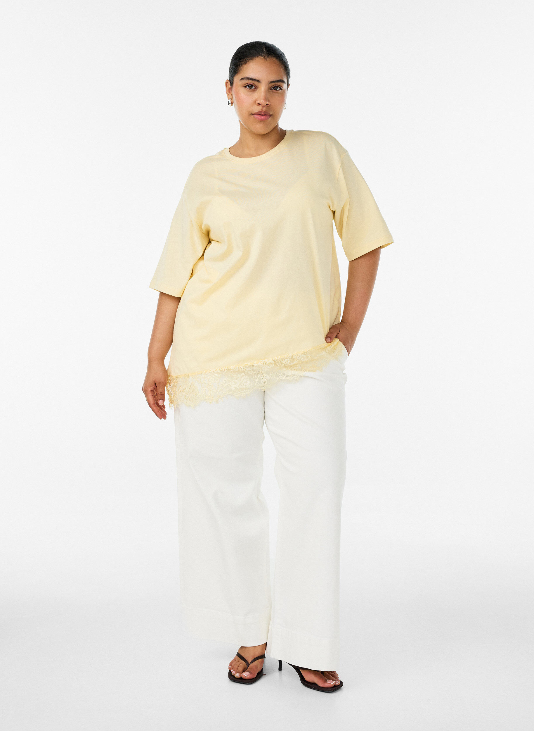 ZizziT-shirt med asymmetrisk blondekant, Gul, Model image number 1