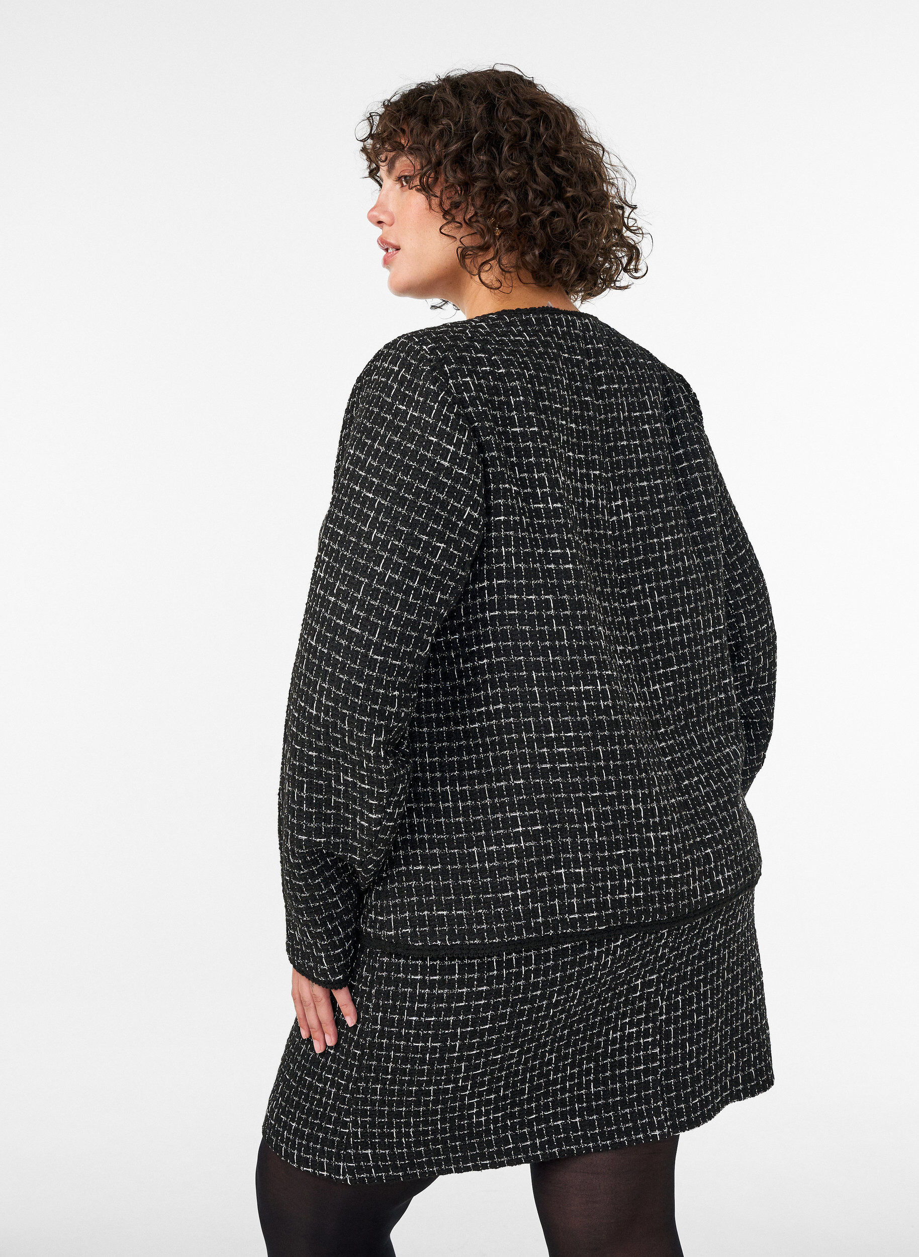 ZizziJakke i boucl&eacute; med guldfarvede knapper, Sort, Model image number 2
