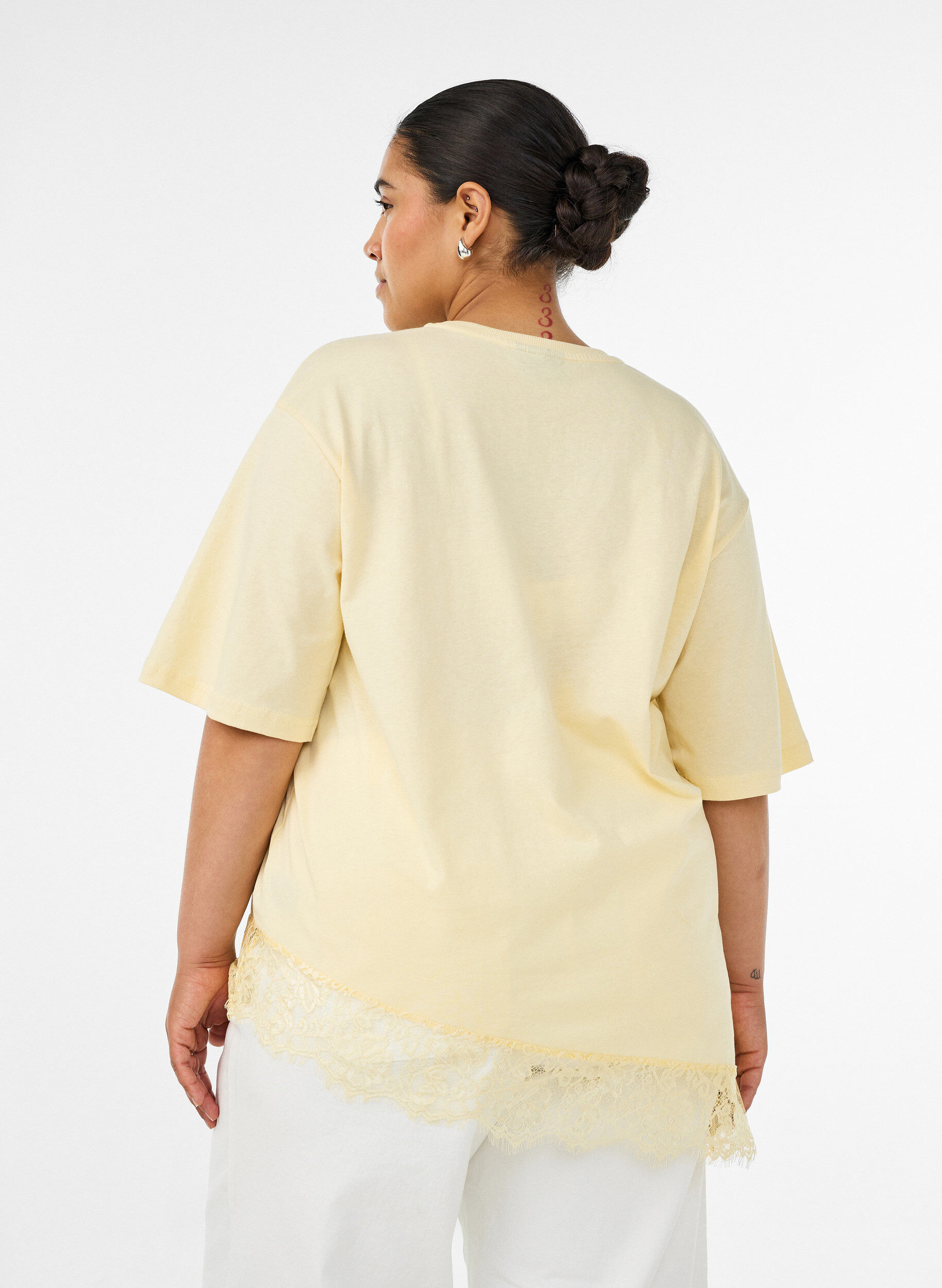 ZizziT-shirt med asymmetrisk blondekant, Gul, Model image number 2