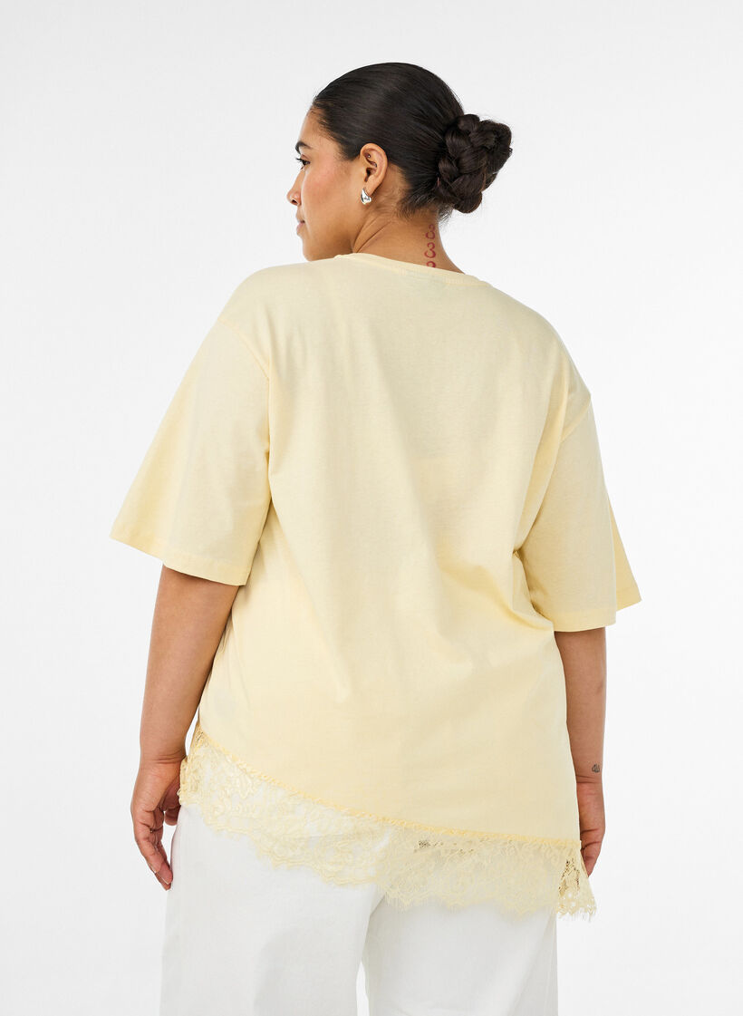 T-shirt med asymmetrisk blondekant, Gul, Model image number 2