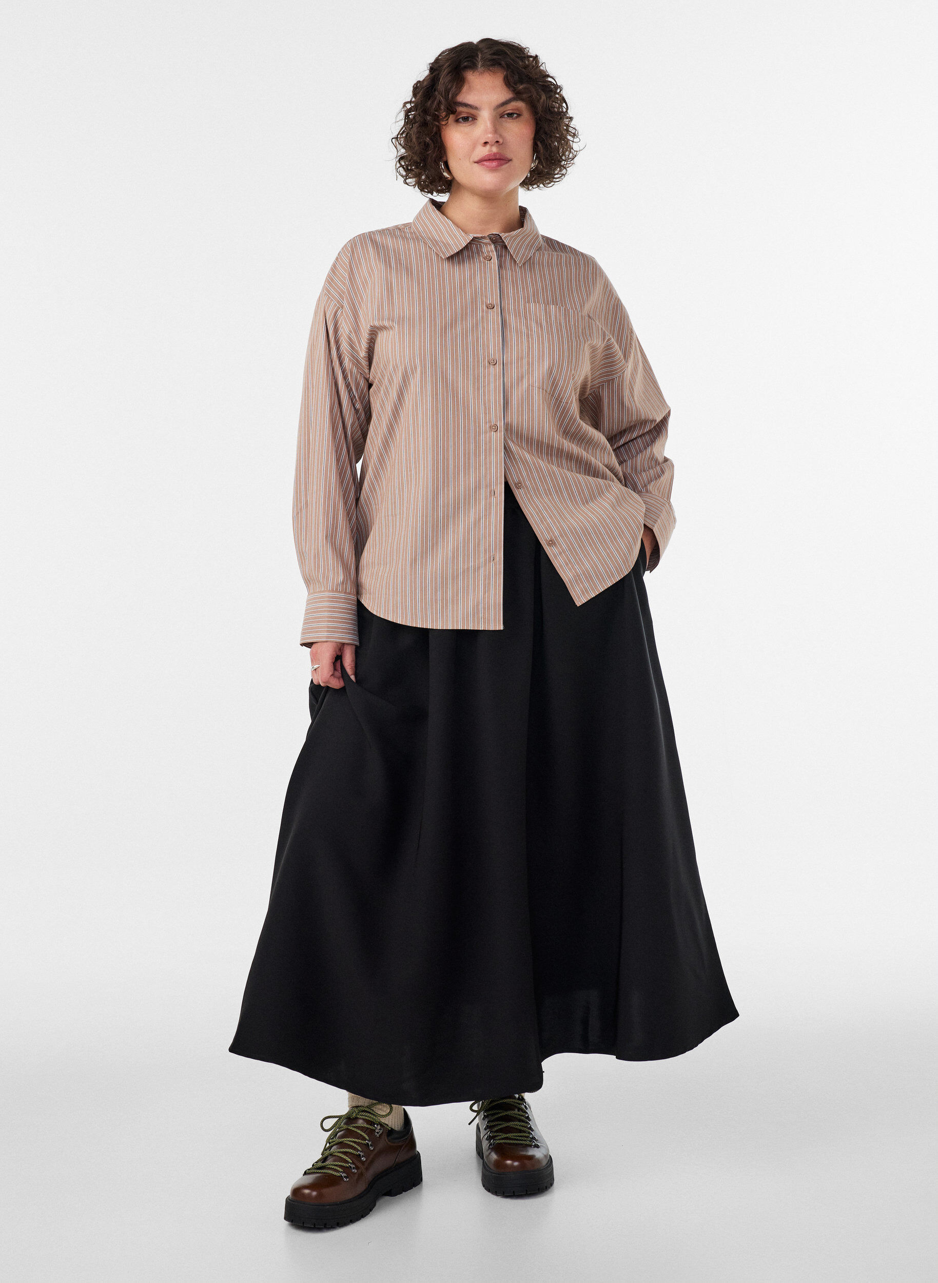 A-formet maxinederdel med lommer, Sort, Model