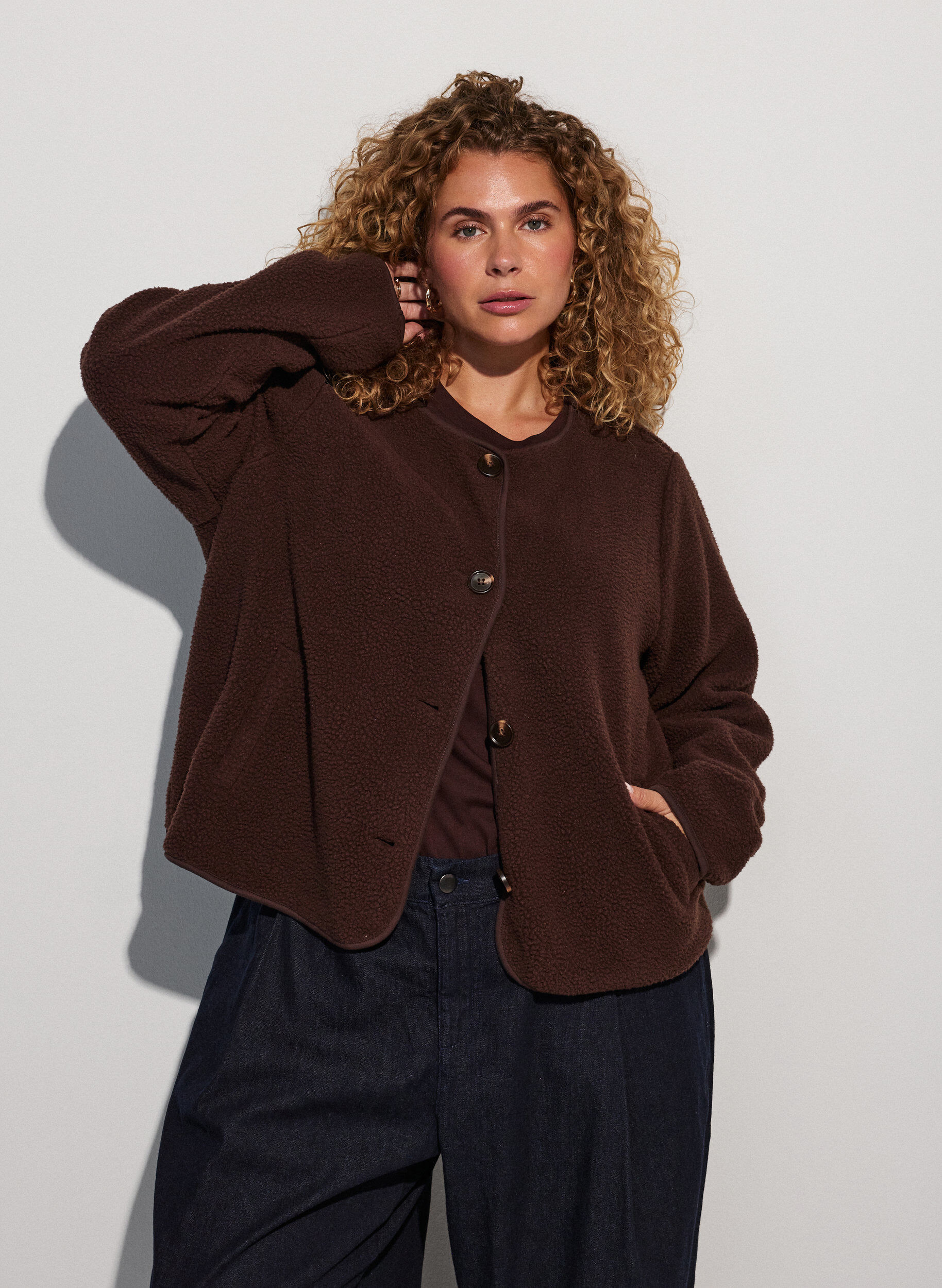 Teddyjakke med rund hals og knapper, Brun, Model