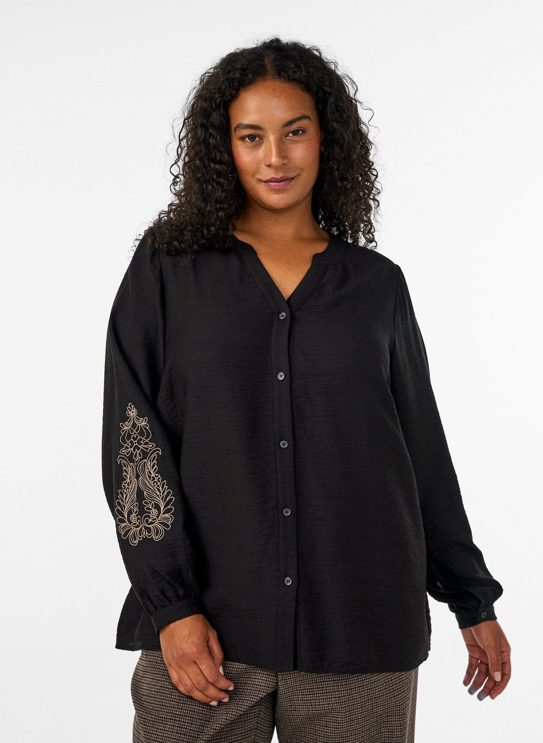 ZizziSkjorte i viskose med broderi p&aring; &aelig;rmer, Sort, Model image number 0
