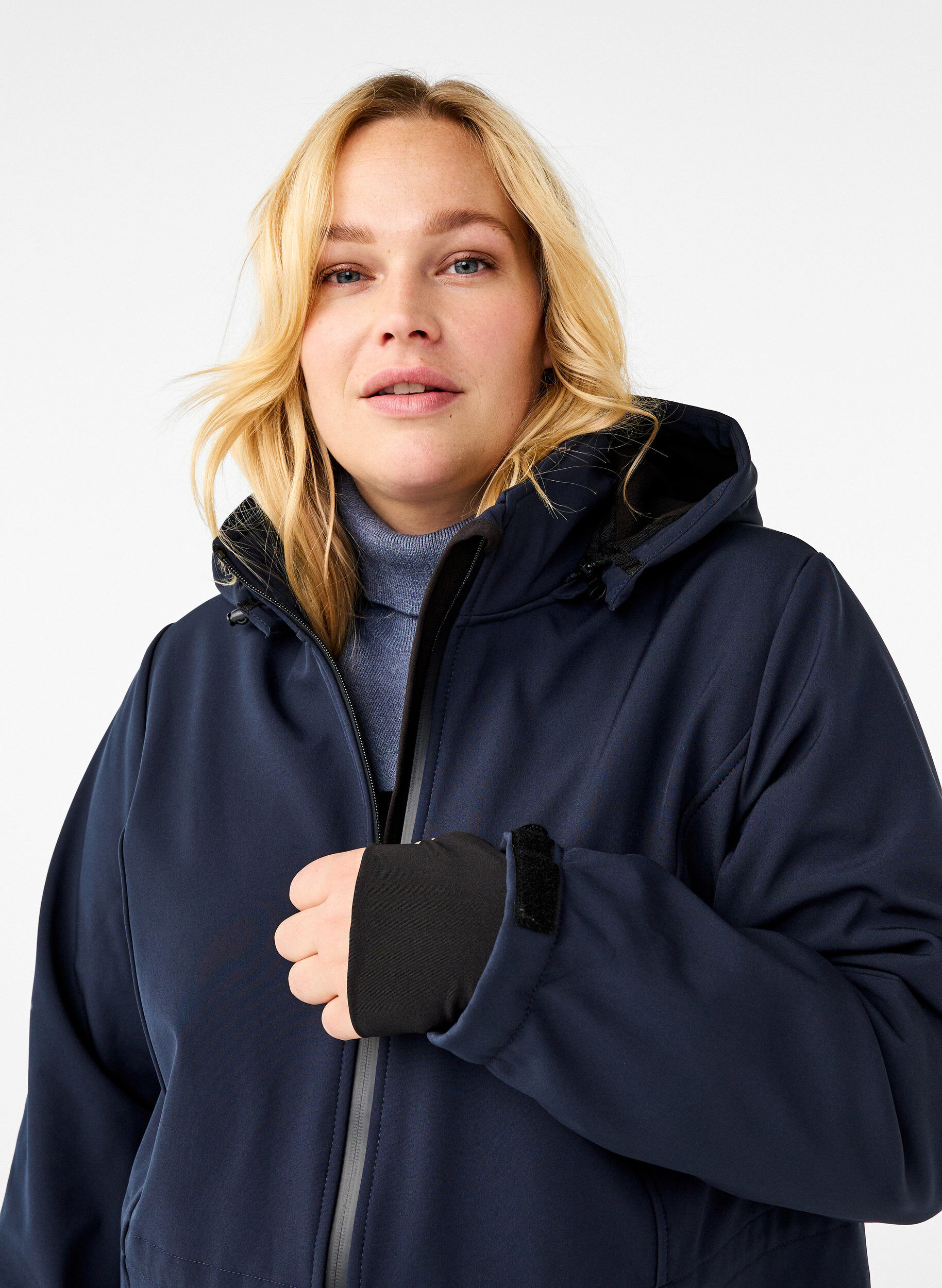 Zizzi Softshell jakke med aftagelig h&aelig;tte, Bl&aring;, Model image number 3