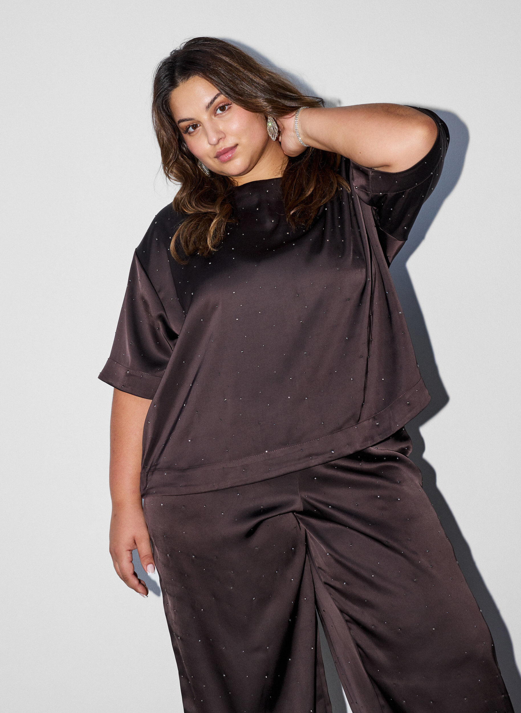 ZizziSatinbluse med rhinsten og albuelange &aelig;rmer, Brun, Model image number 0