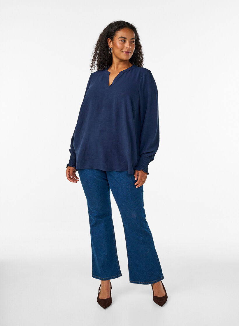 Bluse med smock manchetter og V-udsk&aelig;ring, Bl&aring;, Model image number 1